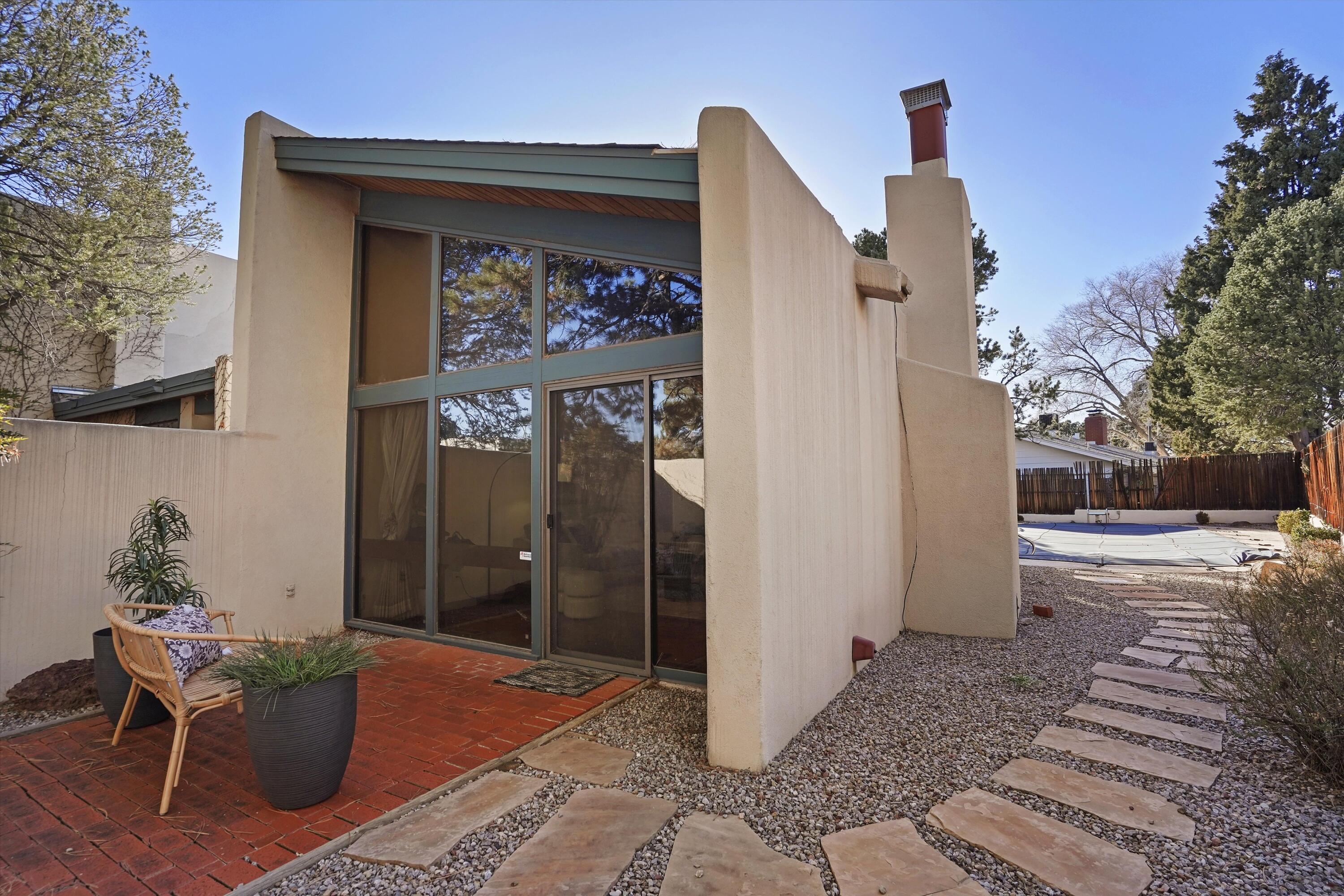 3303 La Sala Del Este NE