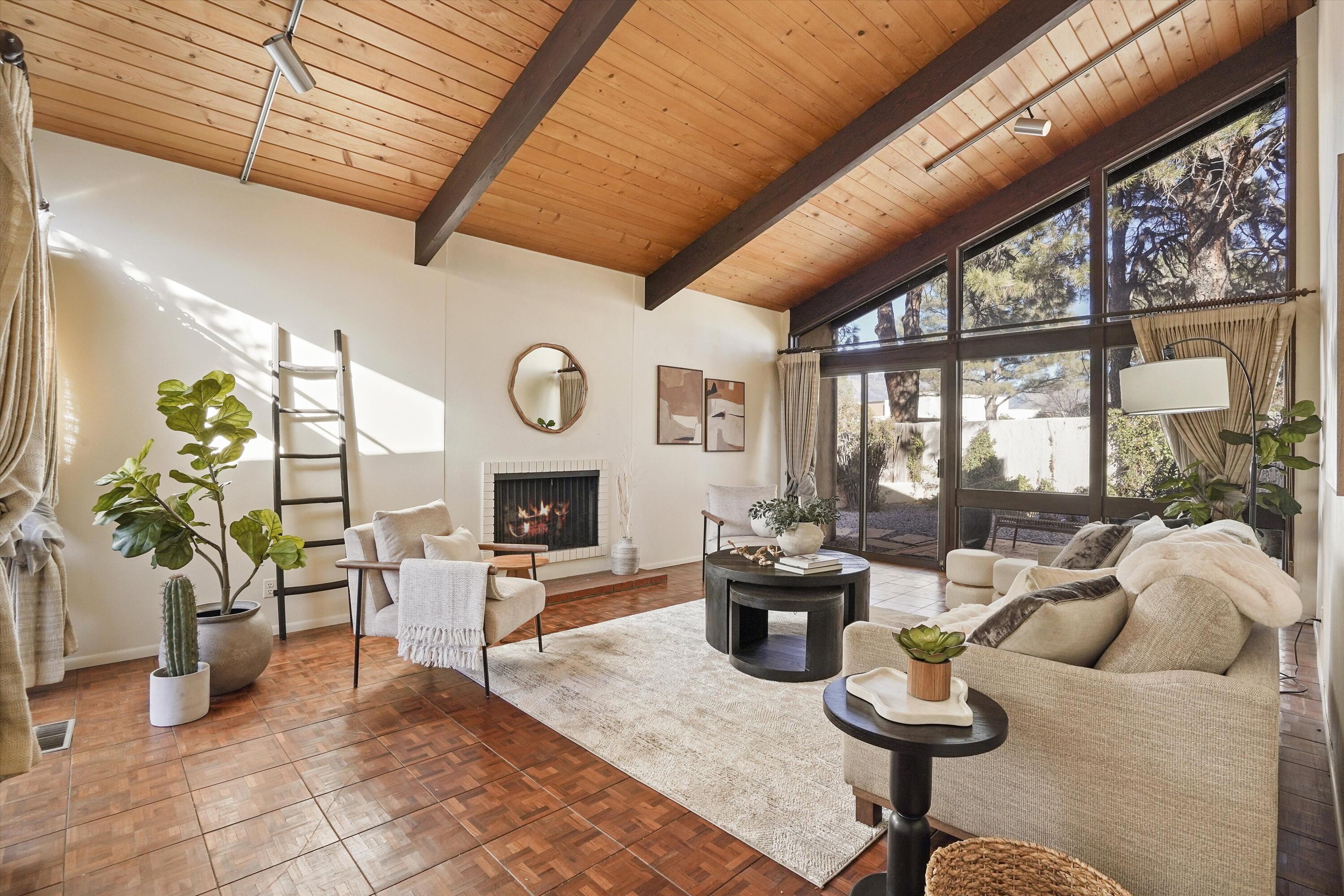 3303 La Sala Del Este NE