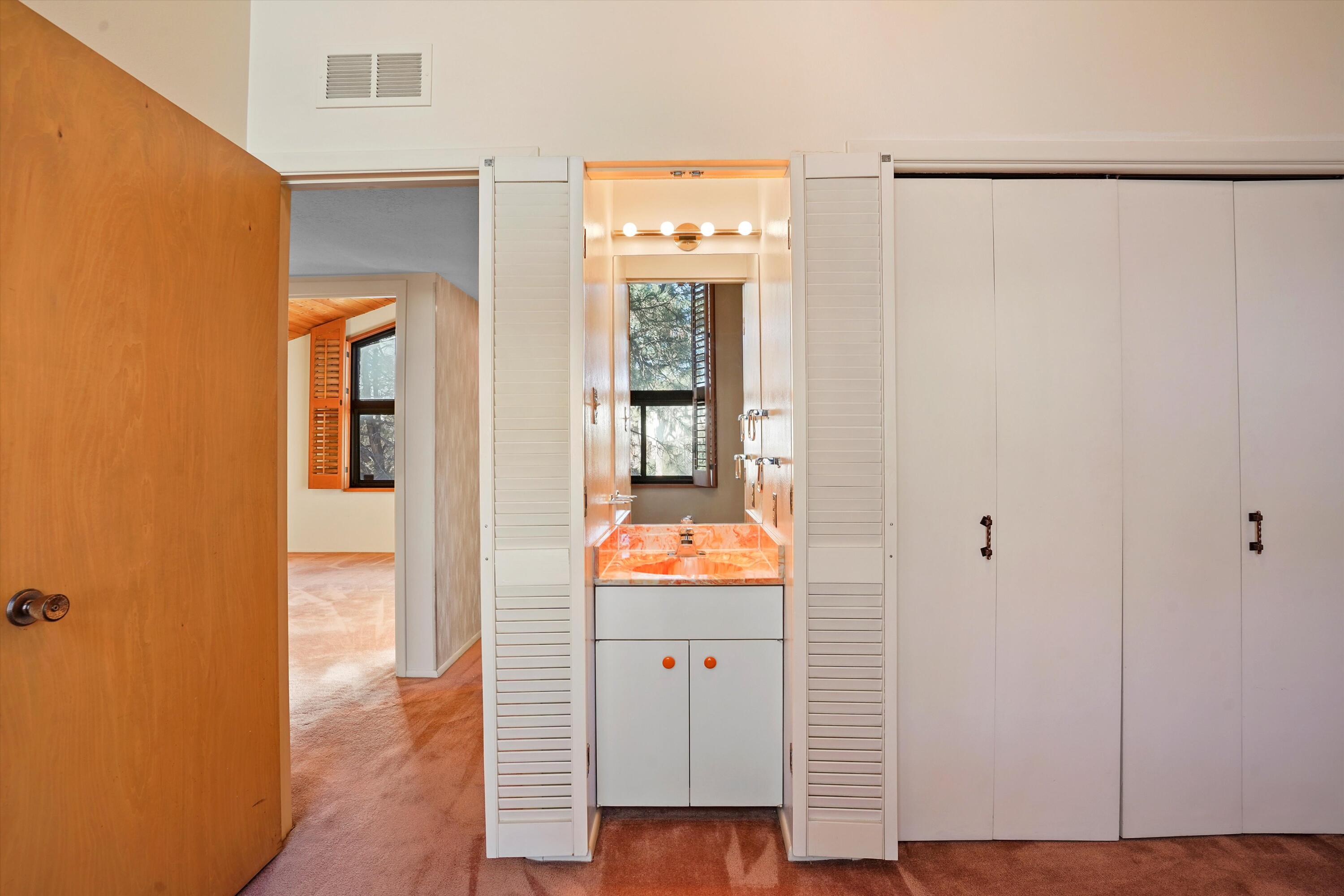 3303 La Sala Del Este NE