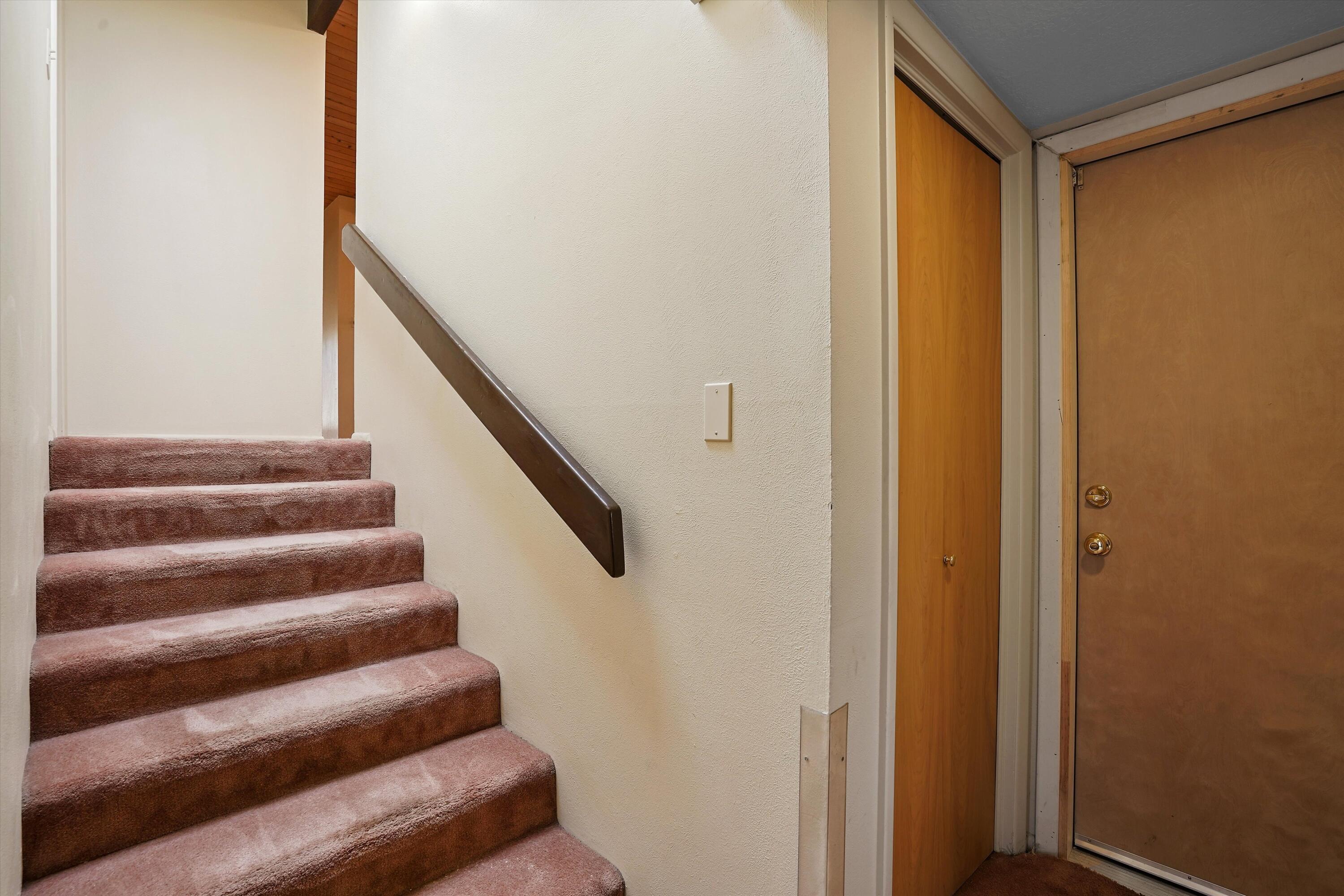 3303 La Sala Del Este NE