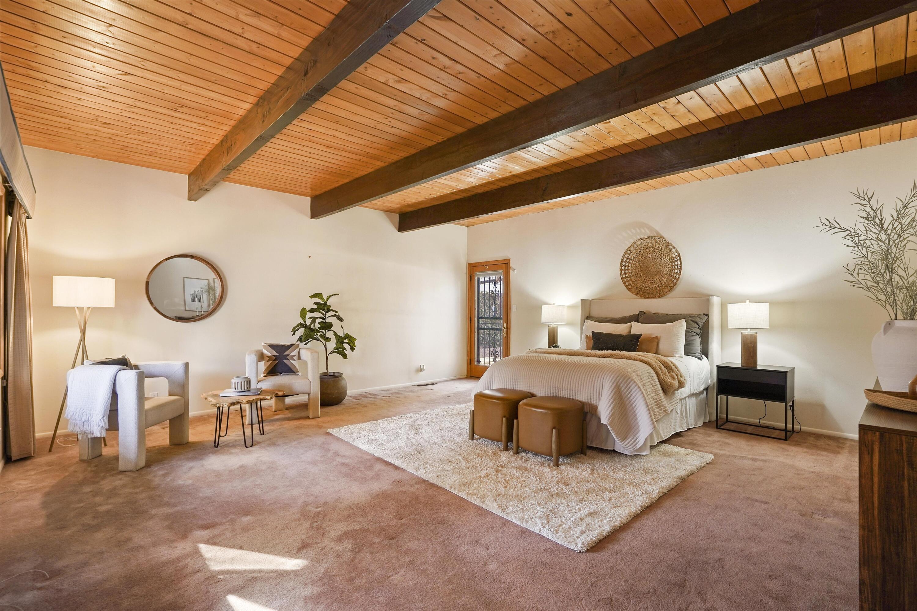 3303 La Sala Del Este NE