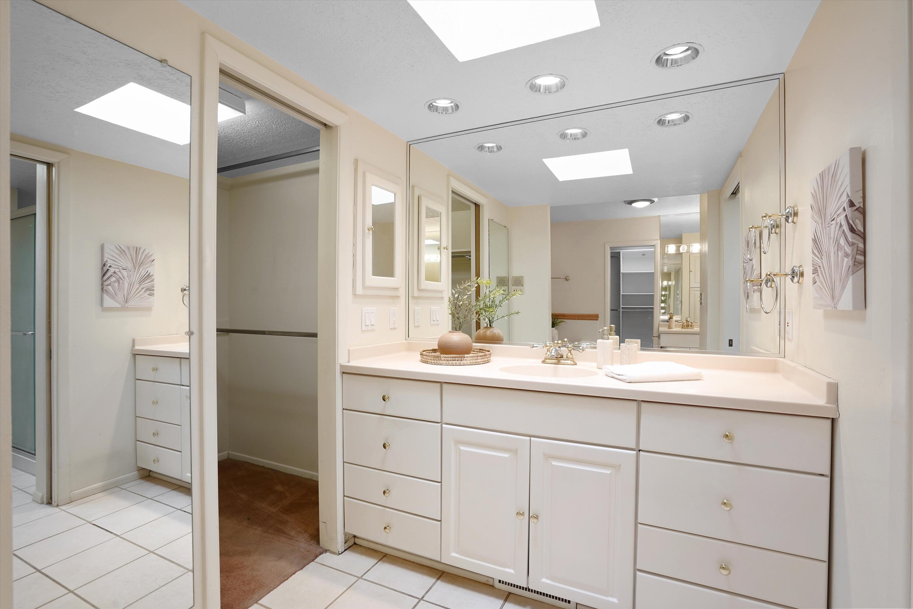 3303 La Sala Del Este NE