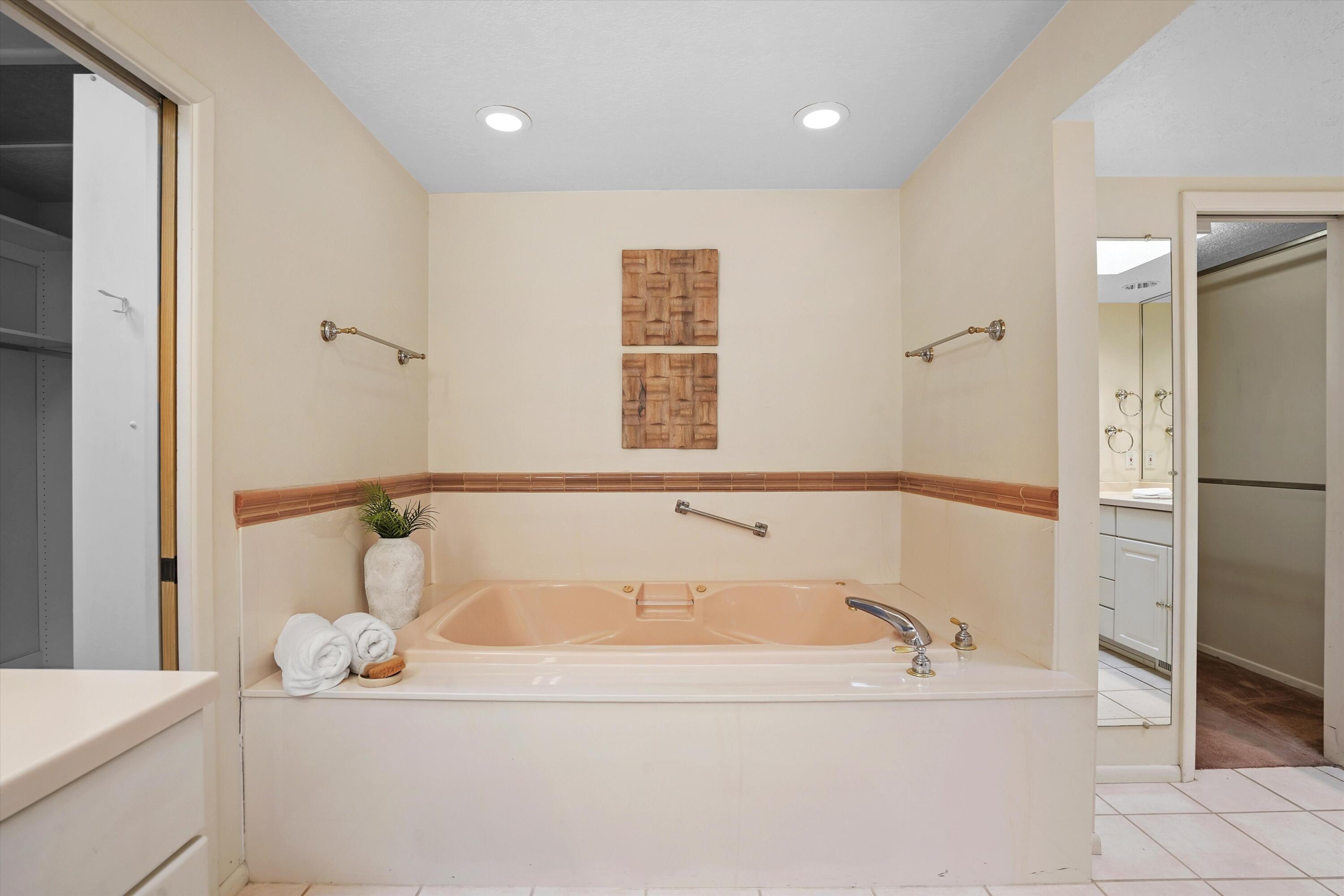 3303 La Sala Del Este NE