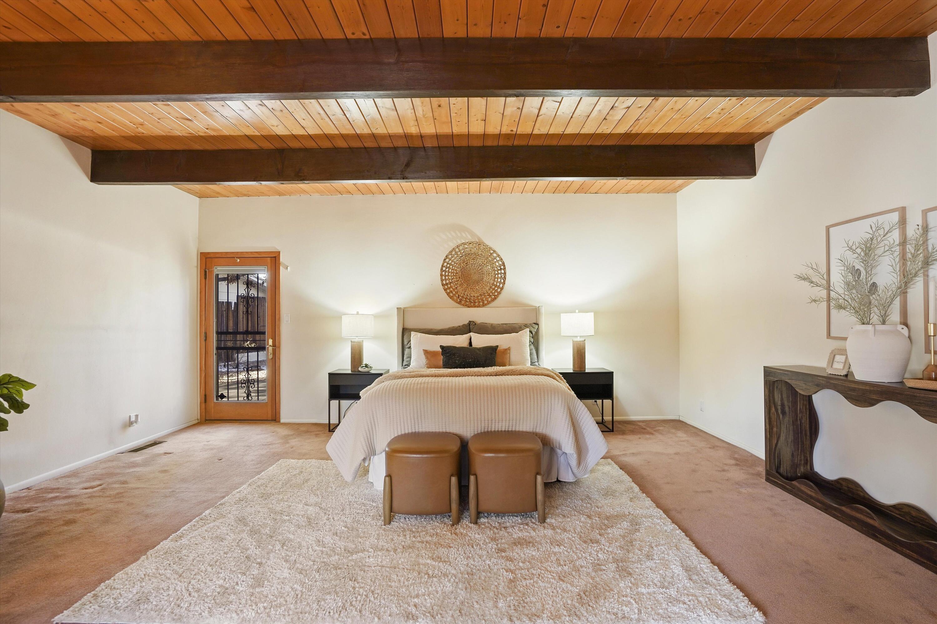 3303 La Sala Del Este NE