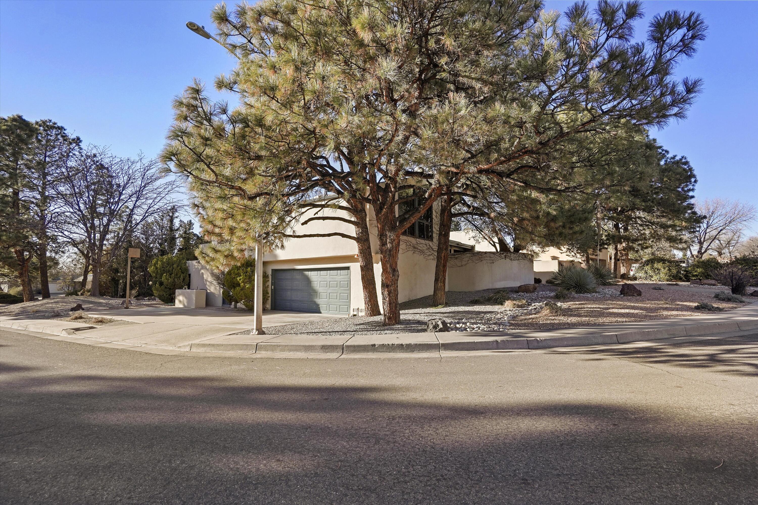 3303 La Sala Del Este NE