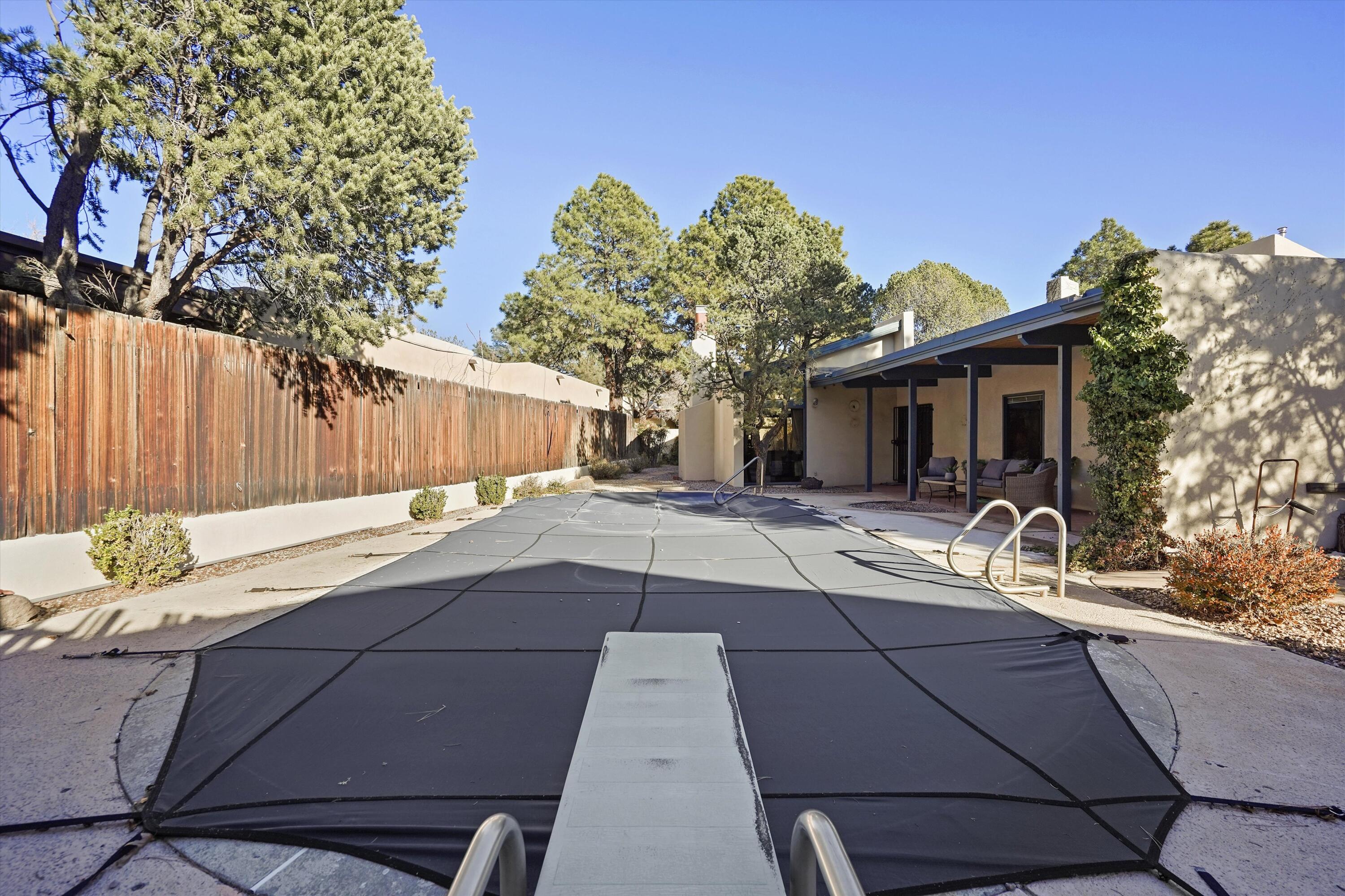 3303 La Sala Del Este NE