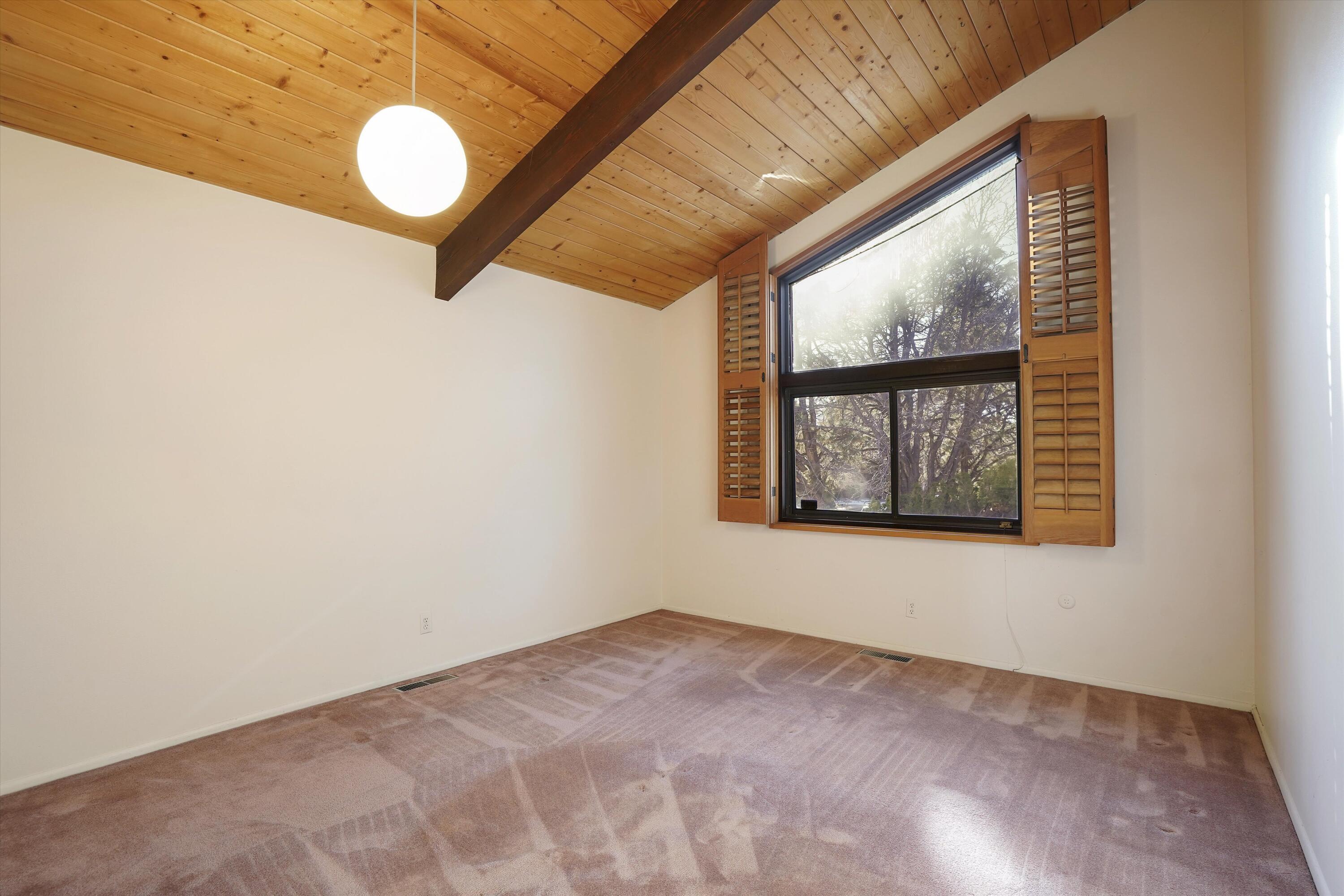 3303 La Sala Del Este NE