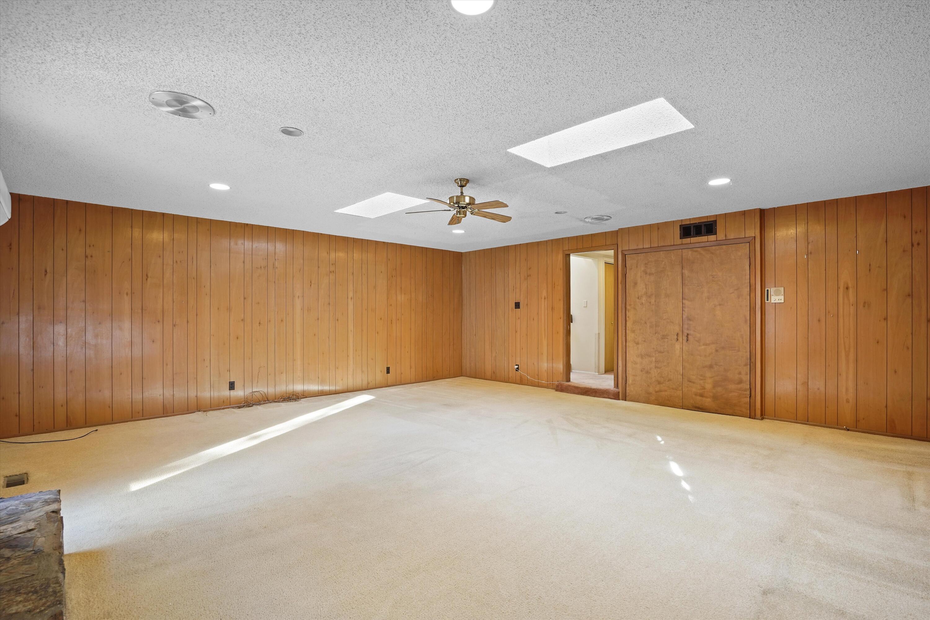 3303 La Sala Del Este NE