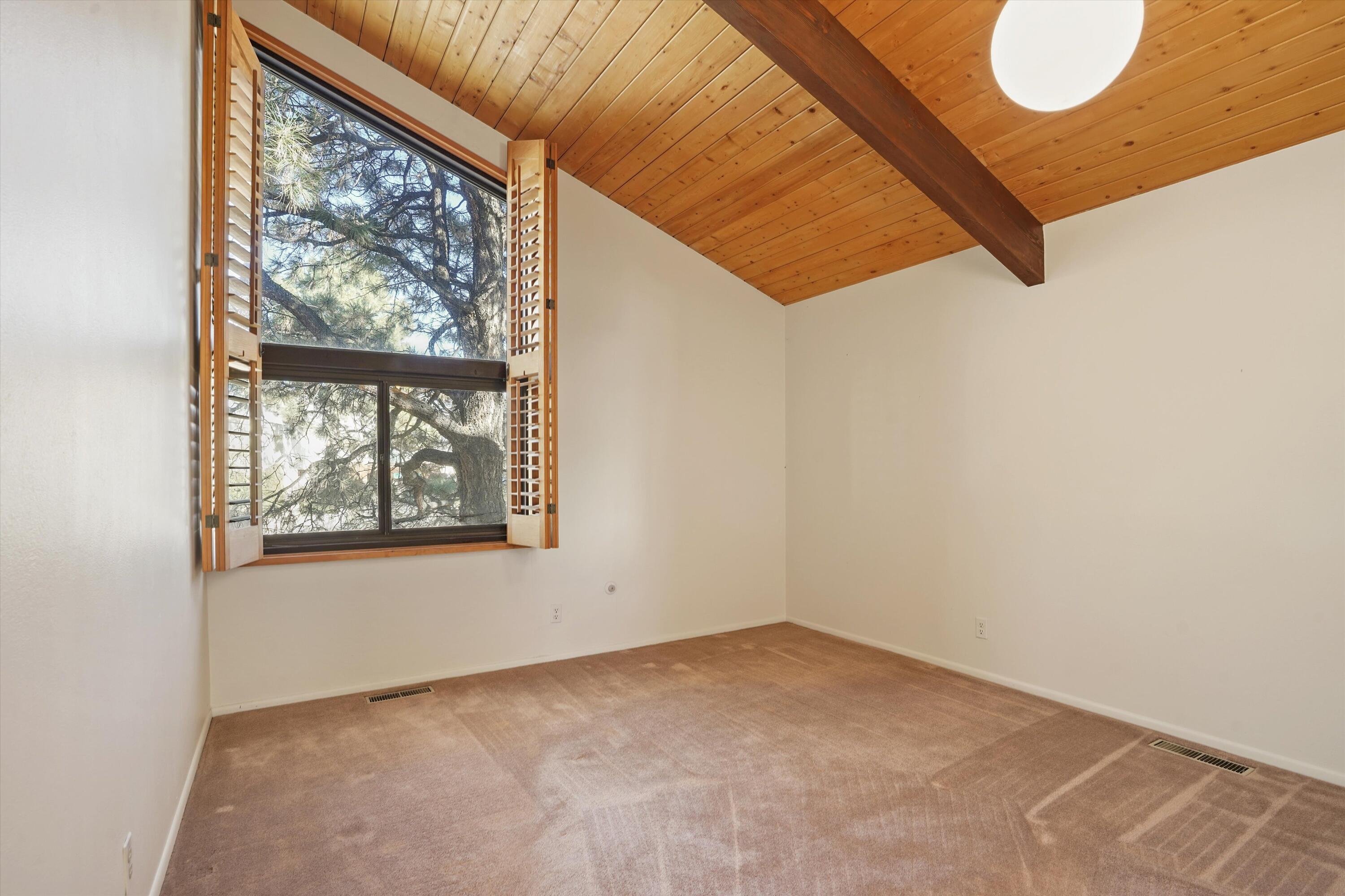 3303 La Sala Del Este NE