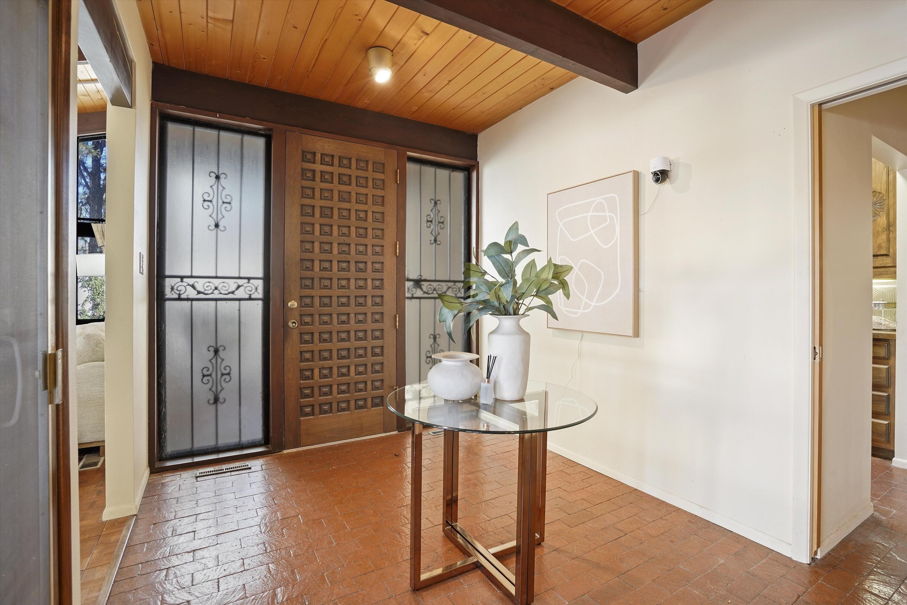 3303 La Sala Del Este NE