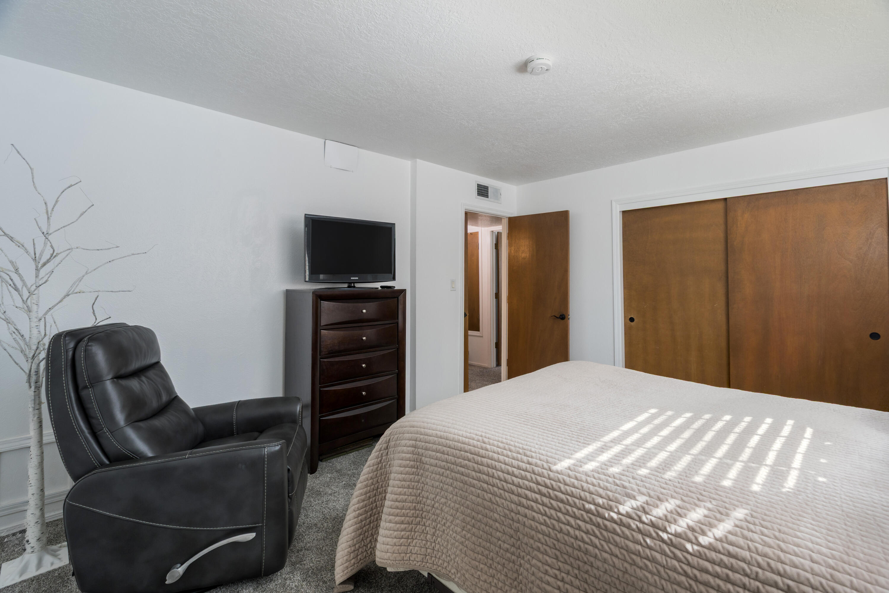 9212 Orlando Place NE