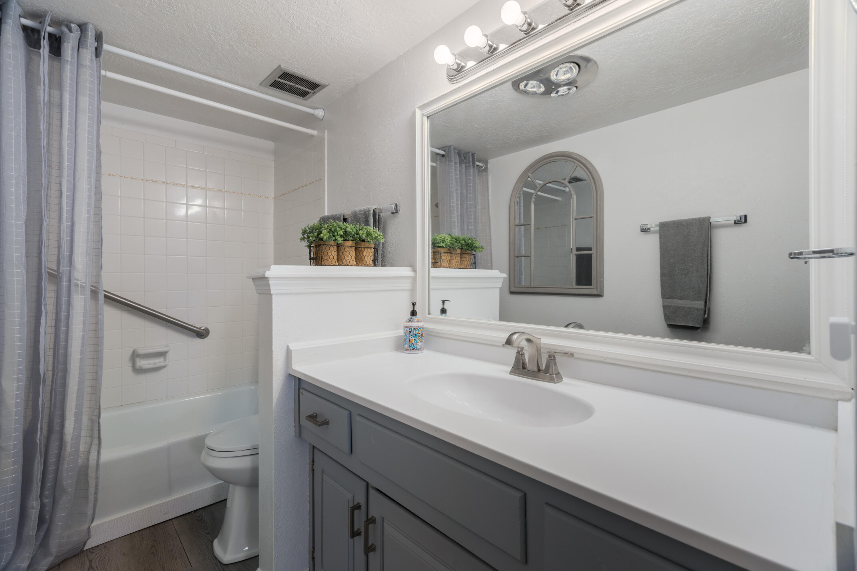 9212 Orlando Place NE