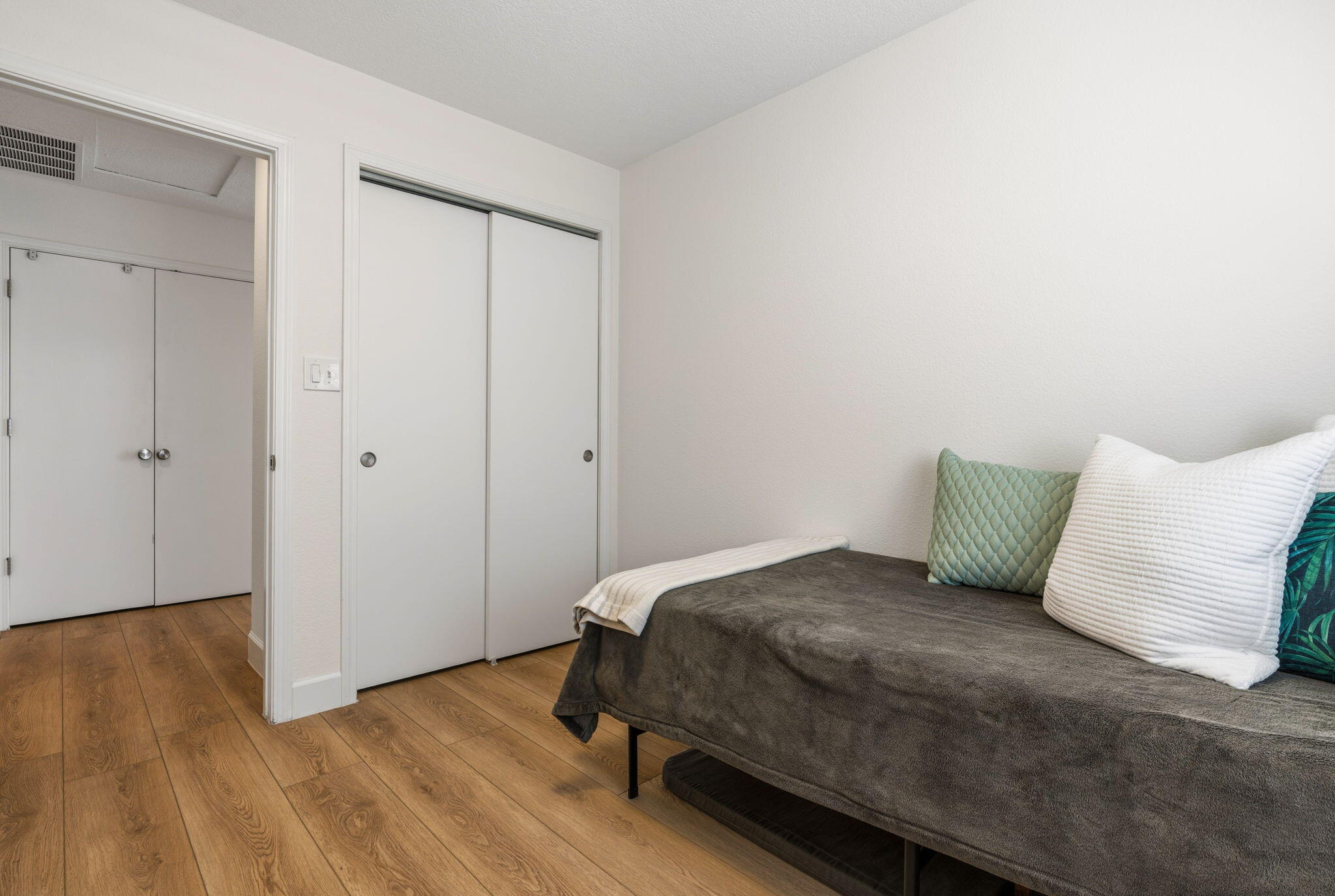 6920 Shale Avenue NE