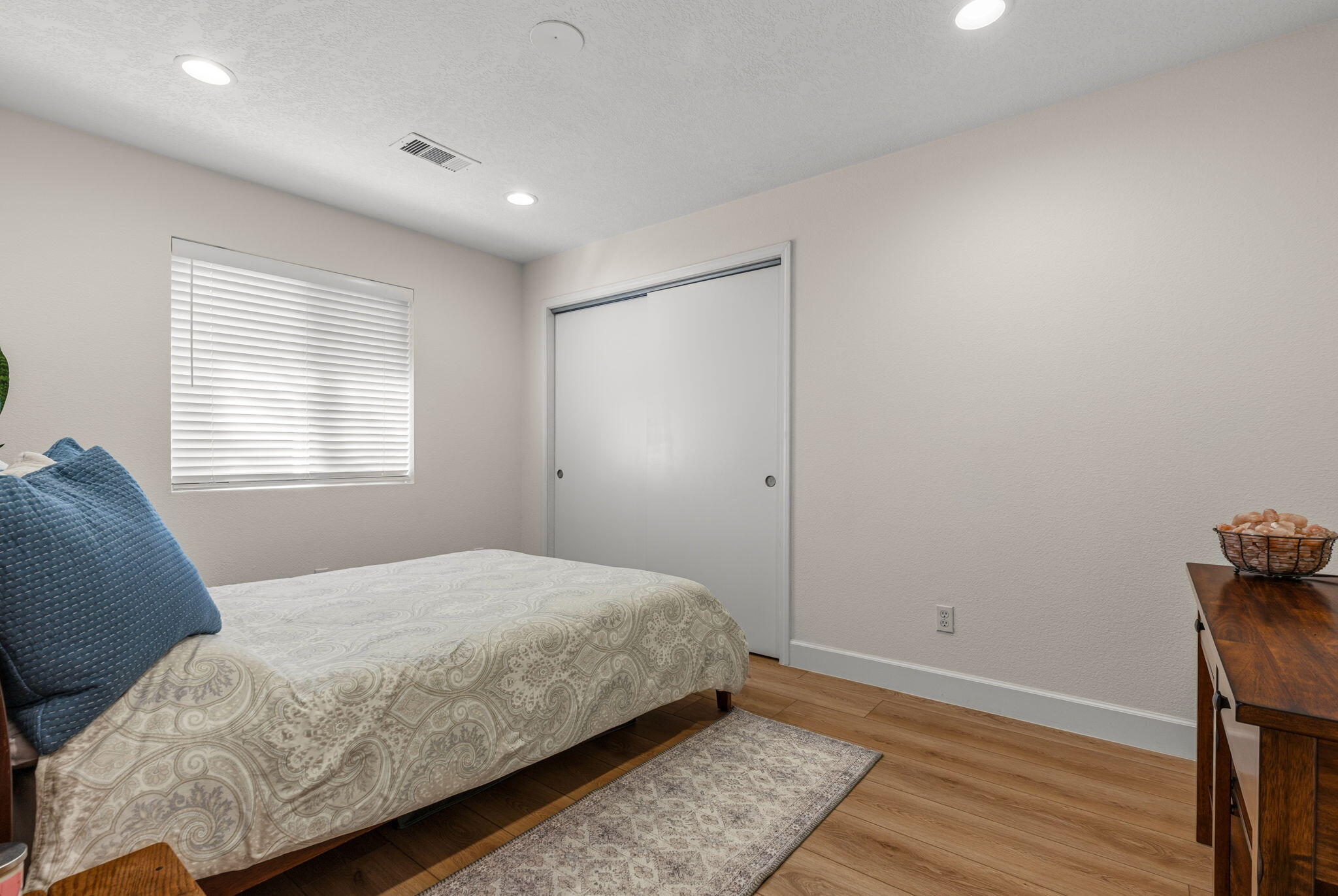 6920 Shale Avenue NE