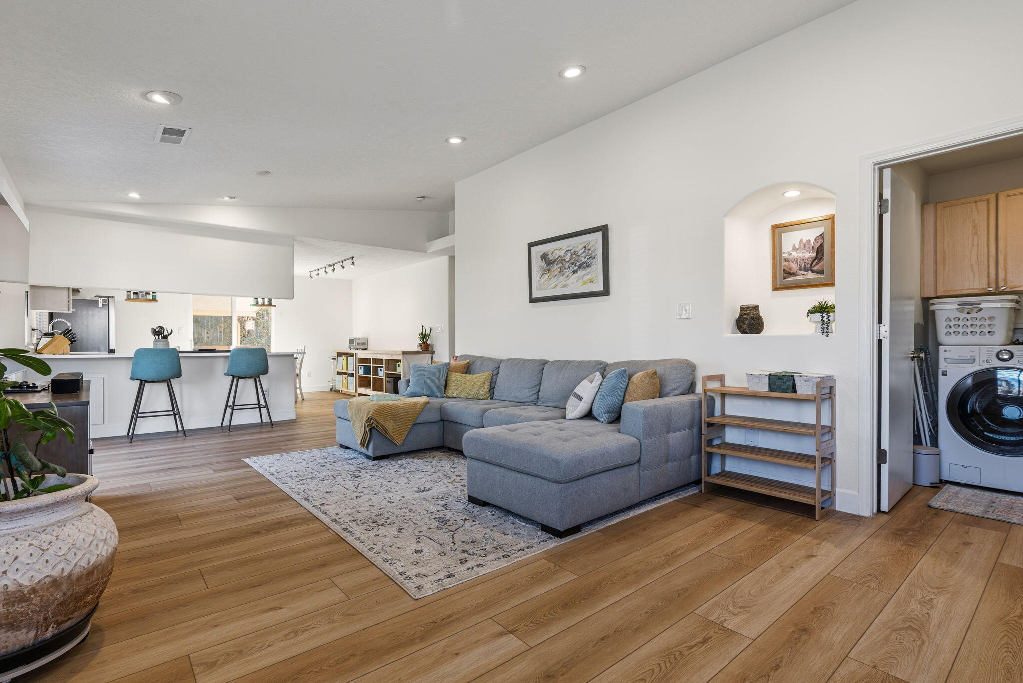 6920 Shale Avenue NE