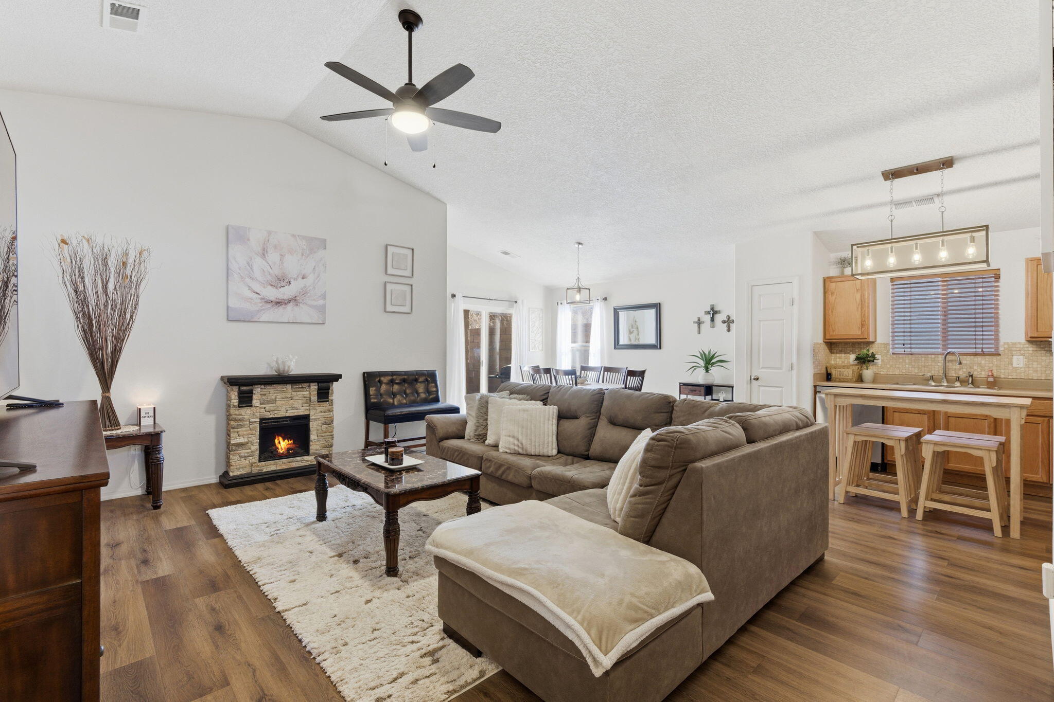 3738 Desert Pinon Drive NE