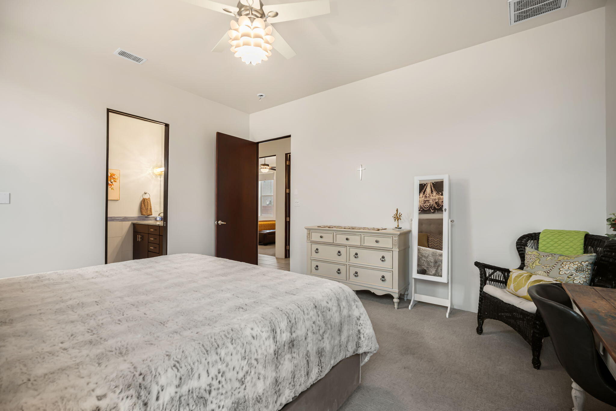 5763 University Boulevard SE