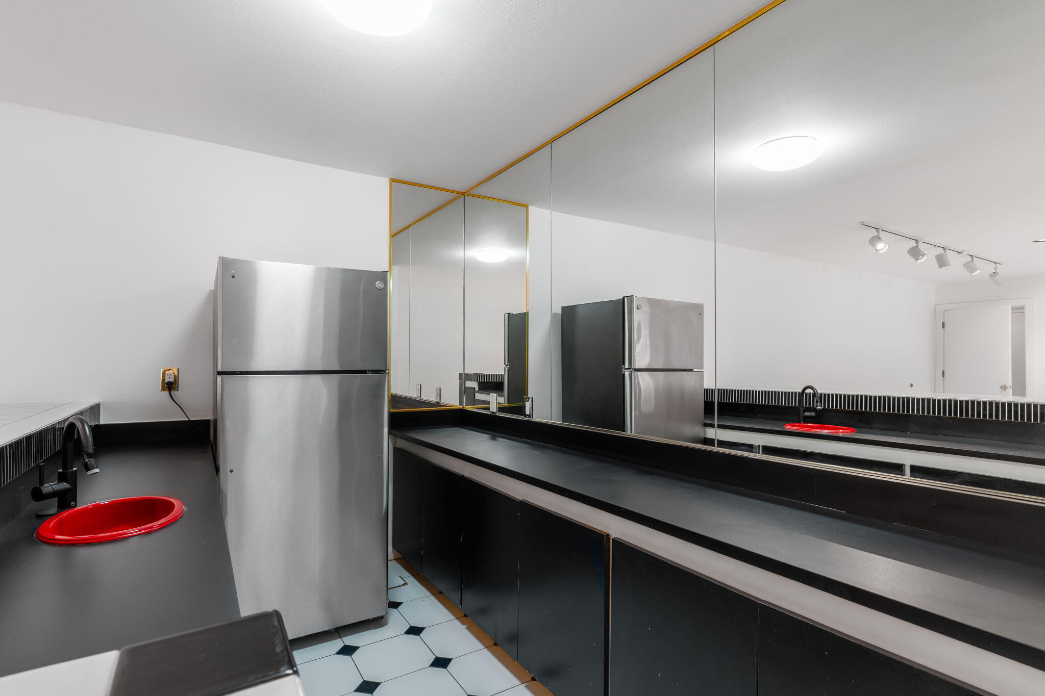 4411 Constitution Avenue NE