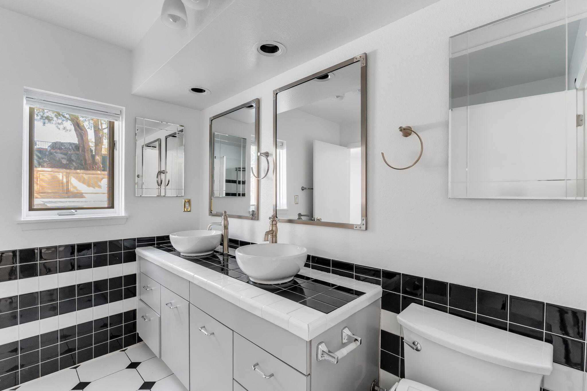 4411 Constitution Avenue NE