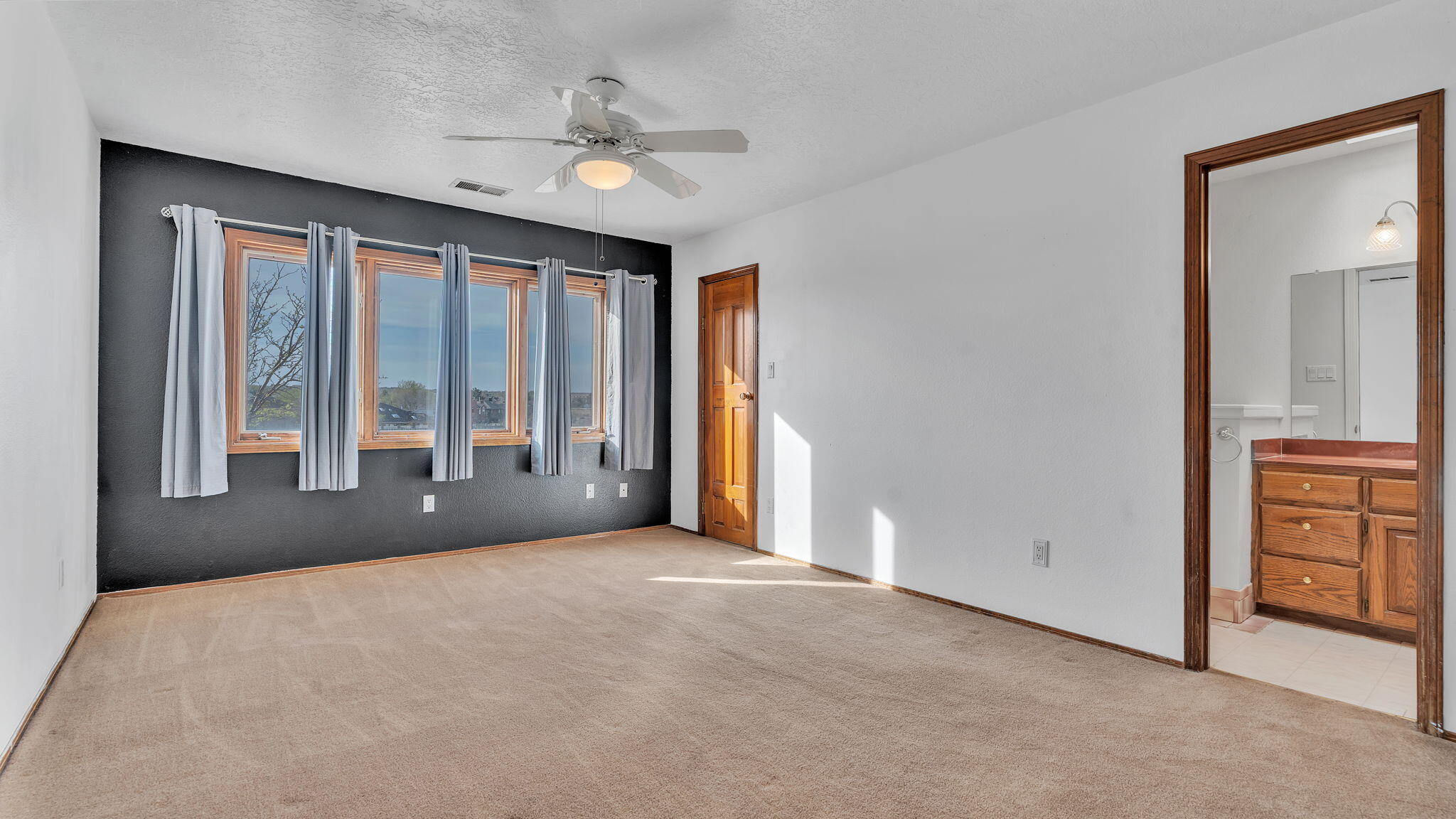 688 Lakeview Circle SE