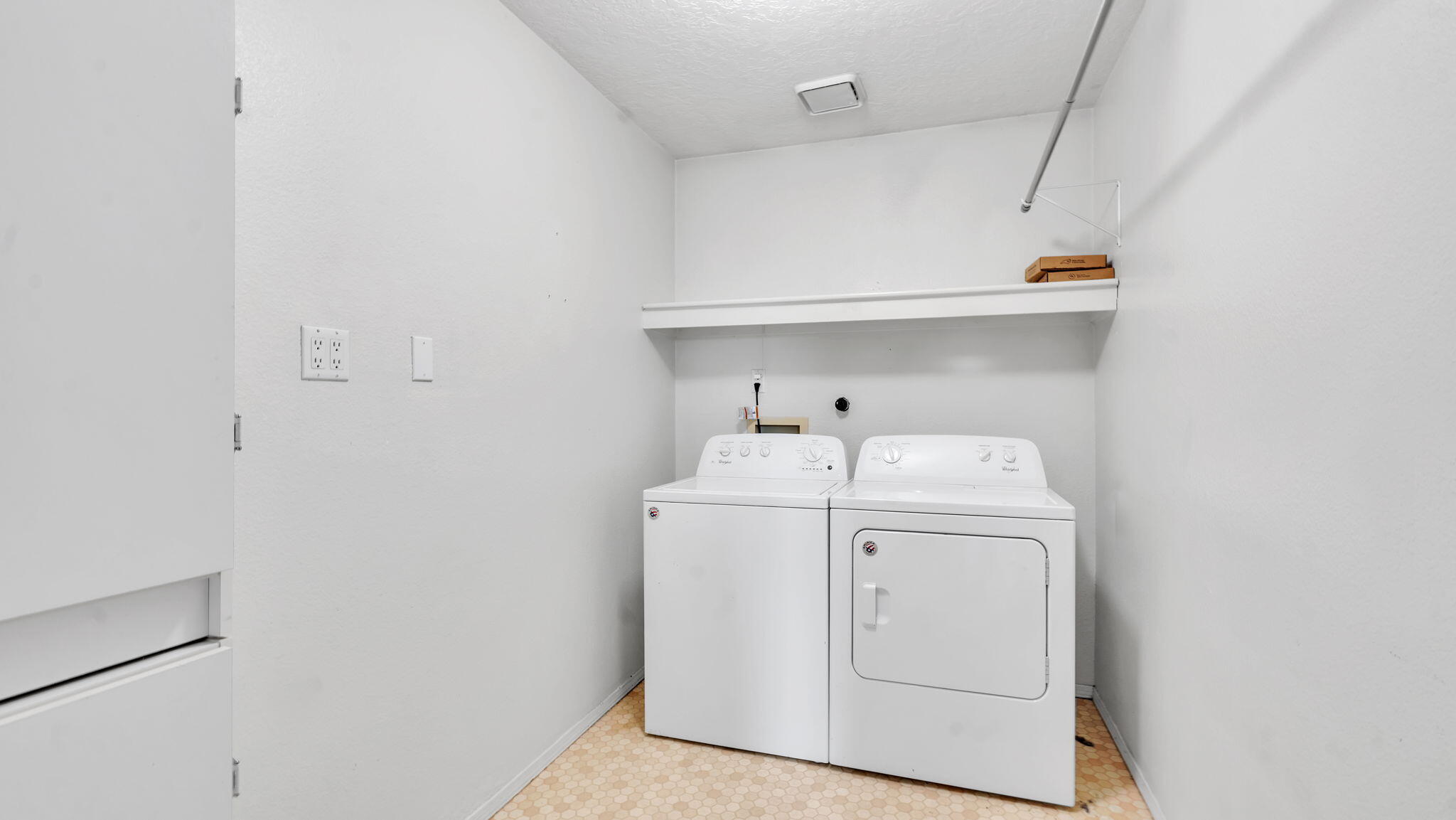 688 Lakeview Circle SE