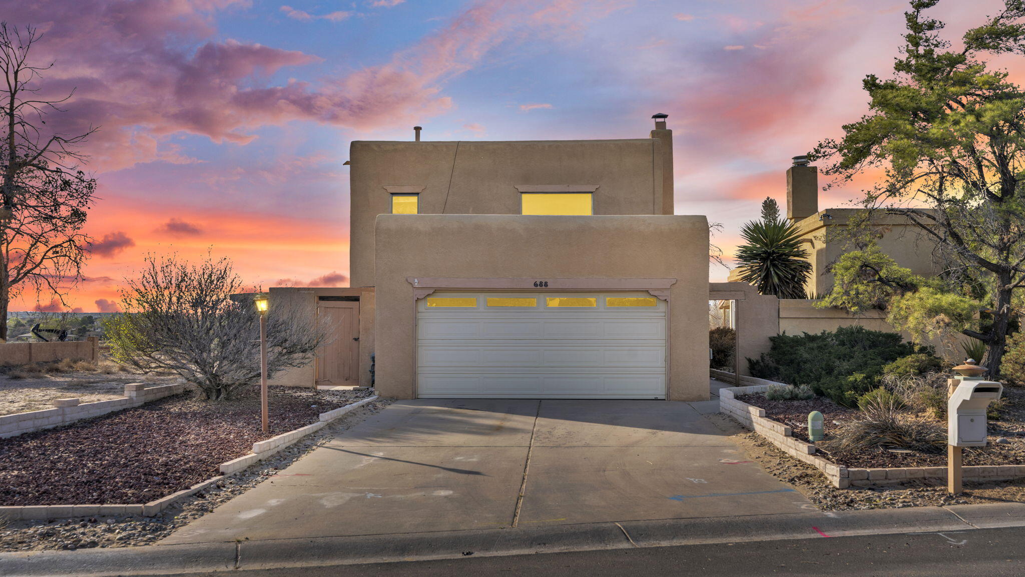 688 Lakeview Circle SE