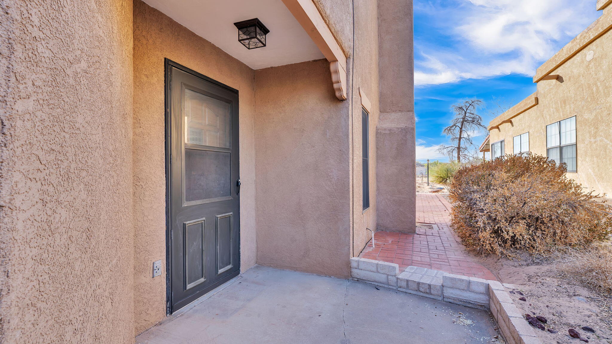 688 Lakeview Circle SE