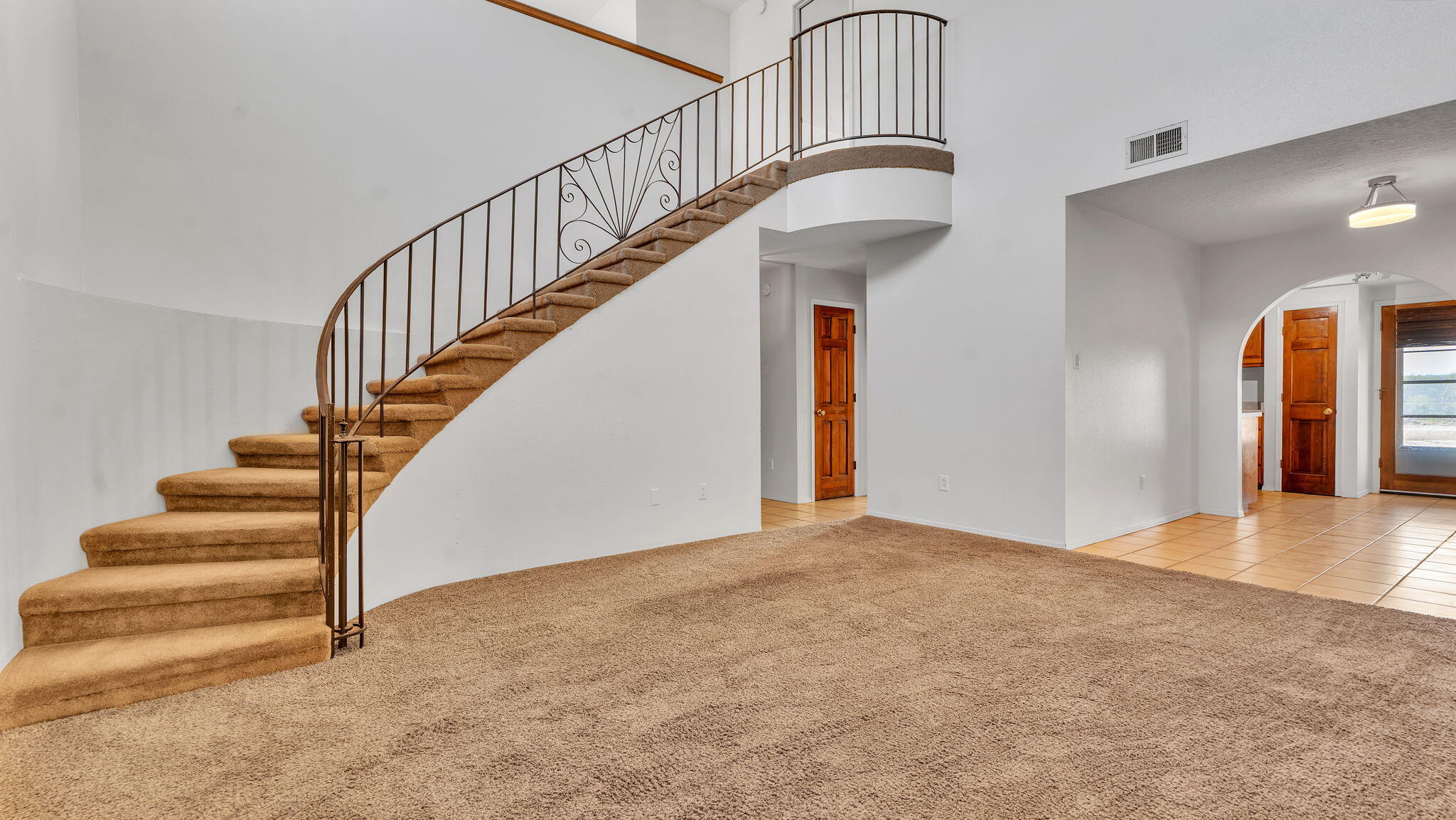 688 Lakeview Circle SE