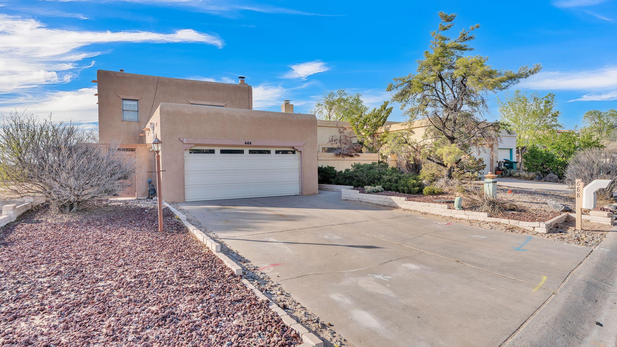 688 Lakeview Circle SE