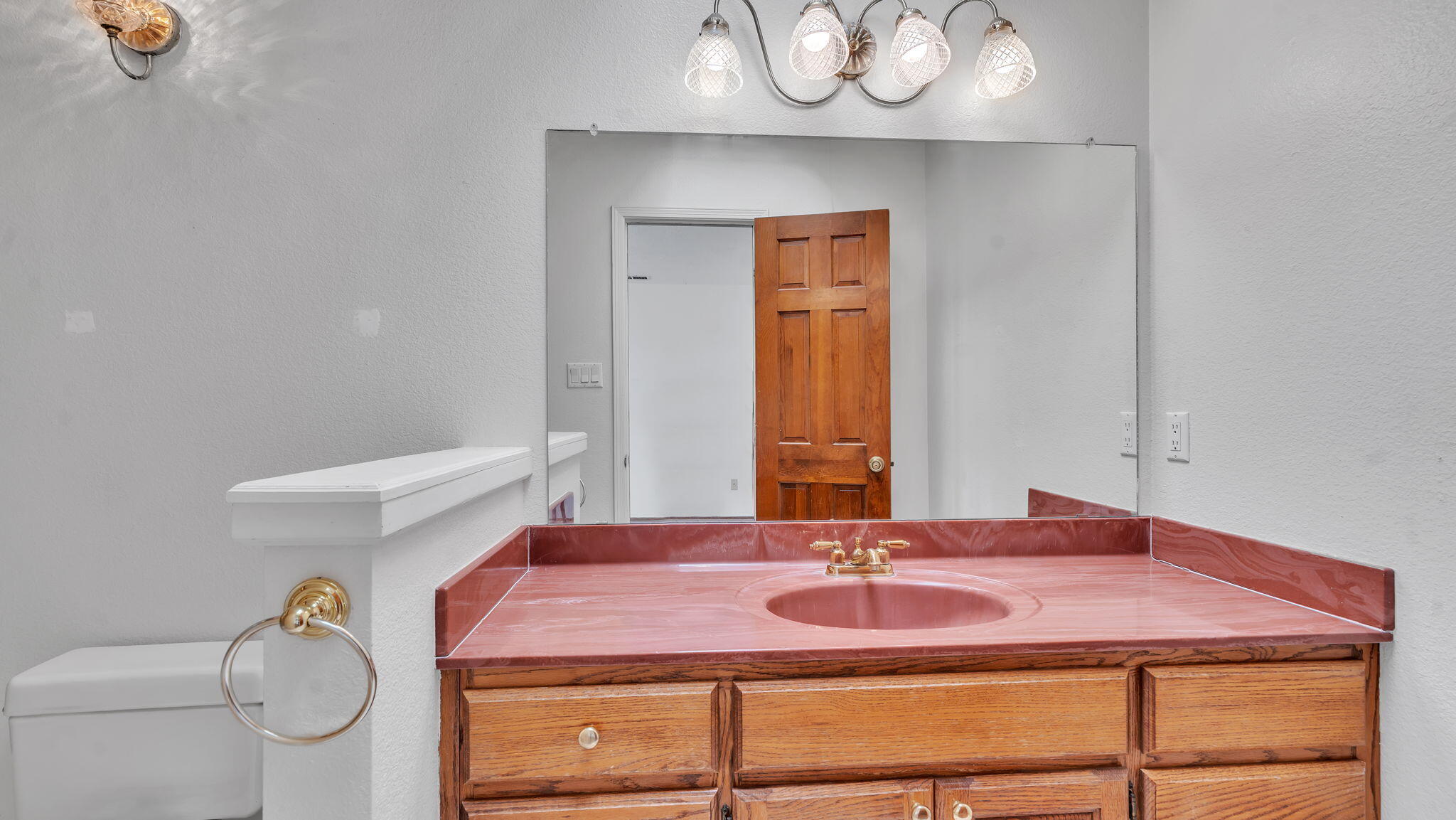 688 Lakeview Circle SE