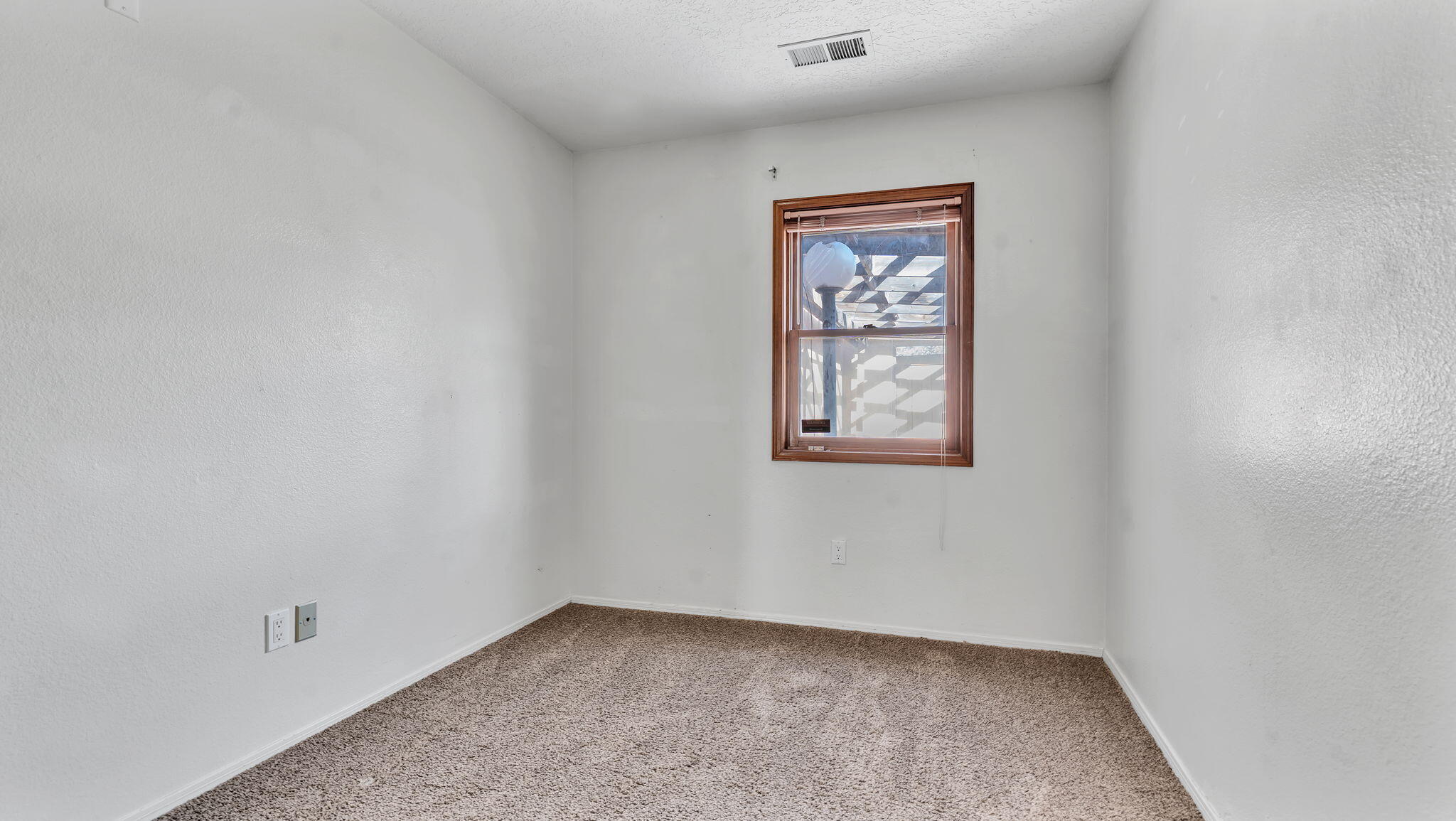 688 Lakeview Circle SE