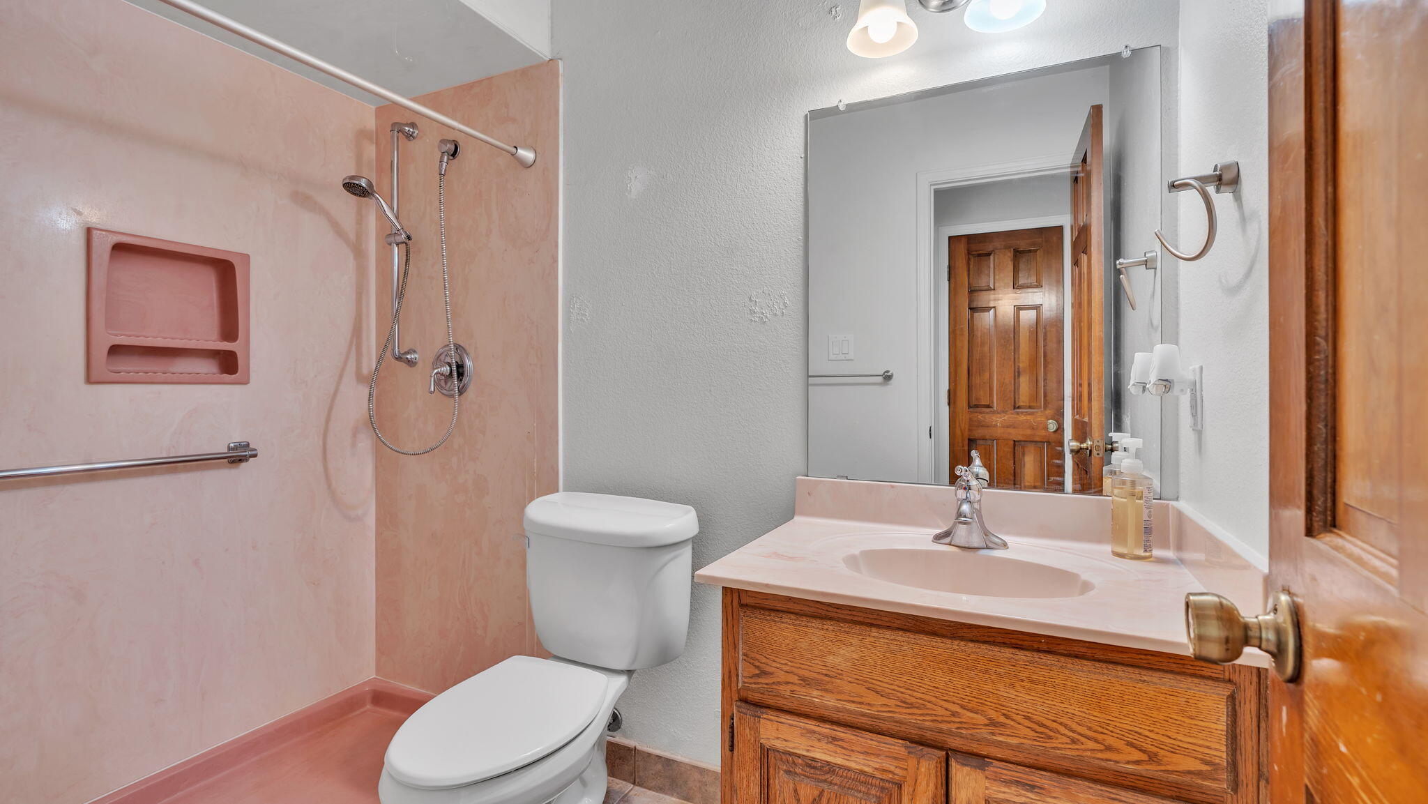 688 Lakeview Circle SE