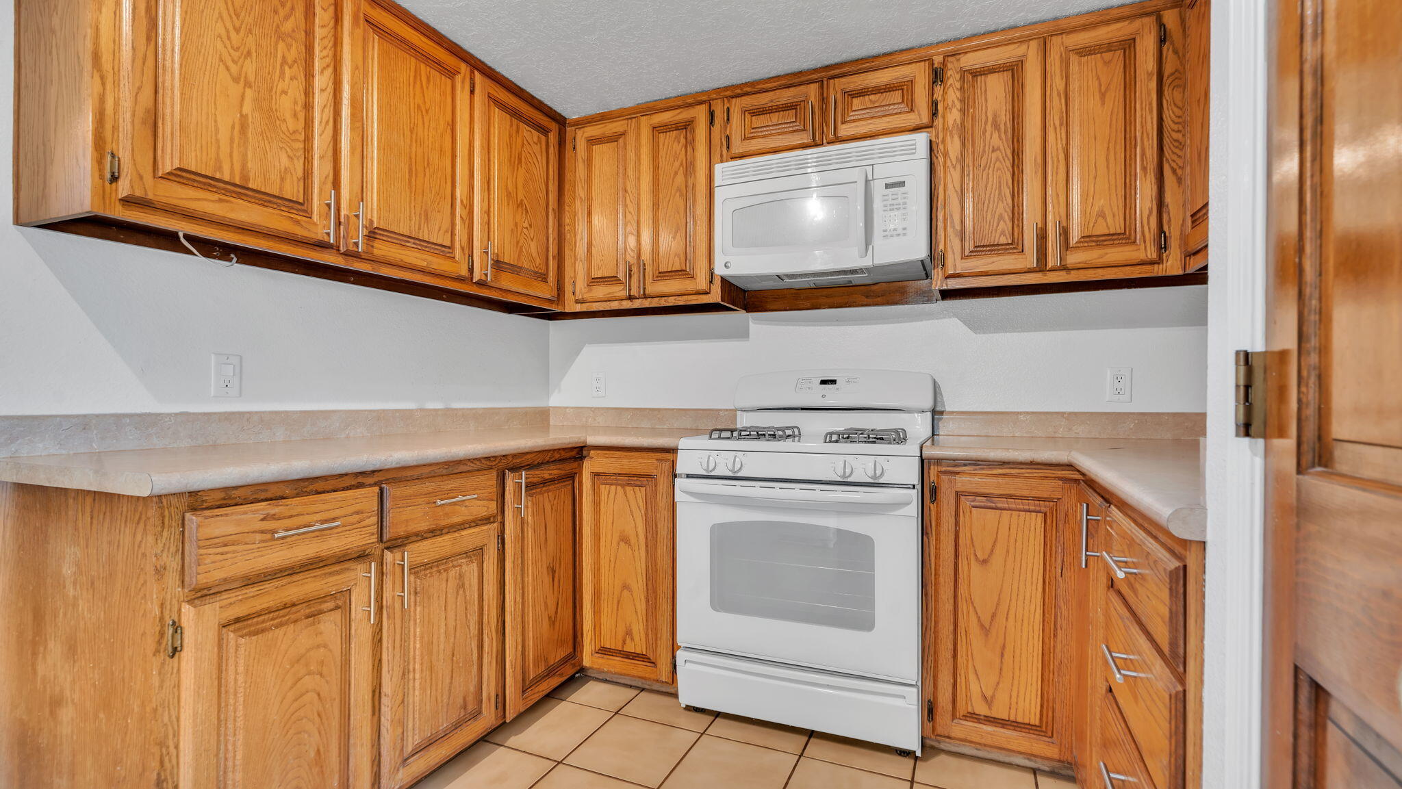 688 Lakeview Circle SE