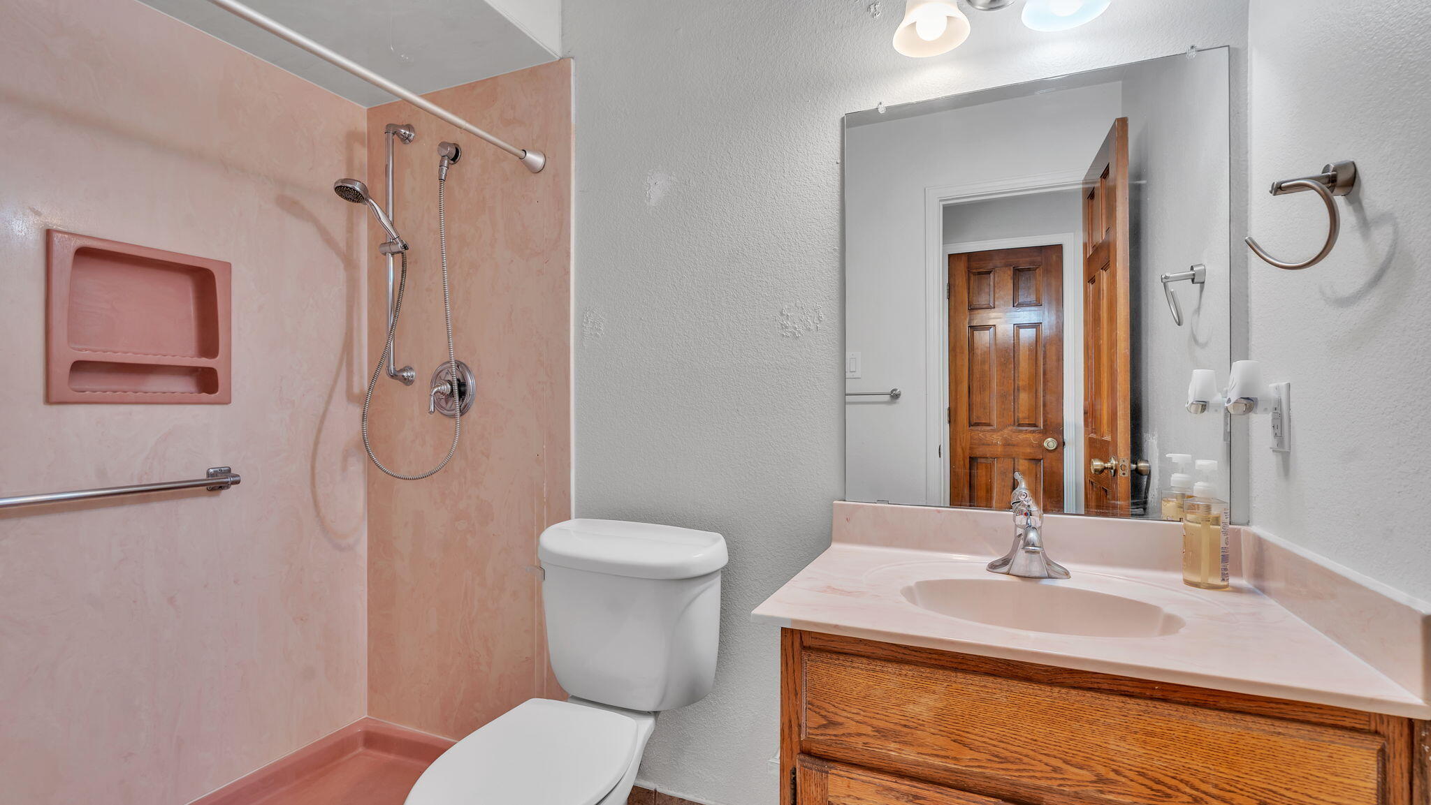 688 Lakeview Circle SE