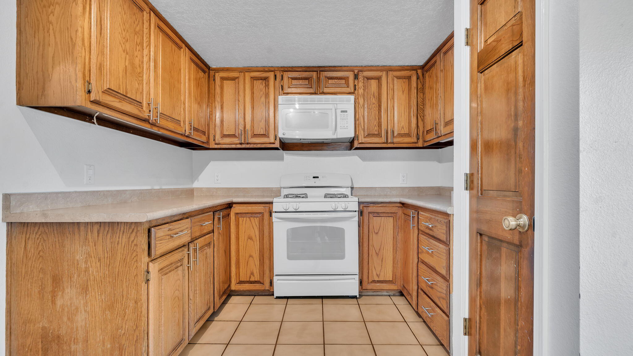 688 Lakeview Circle SE