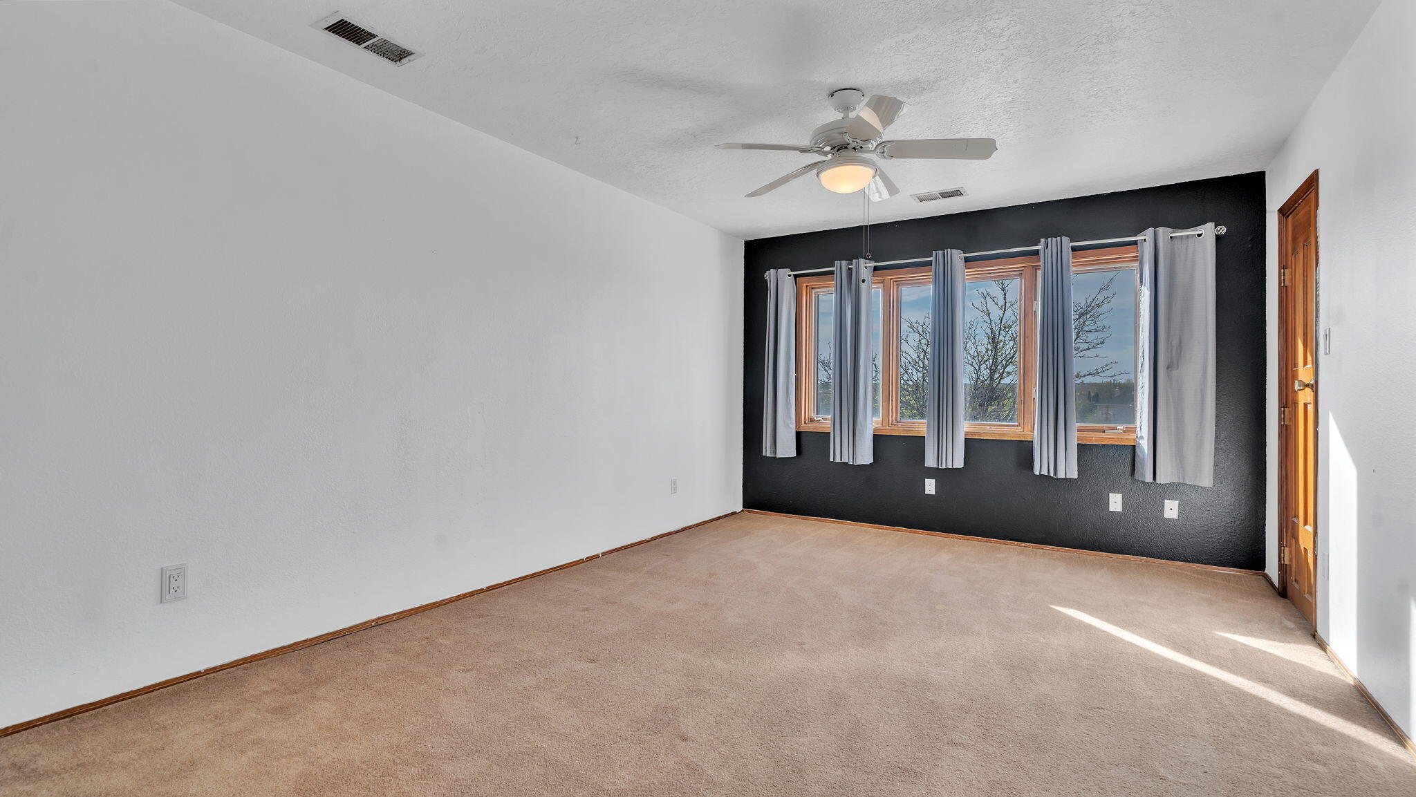 688 Lakeview Circle SE