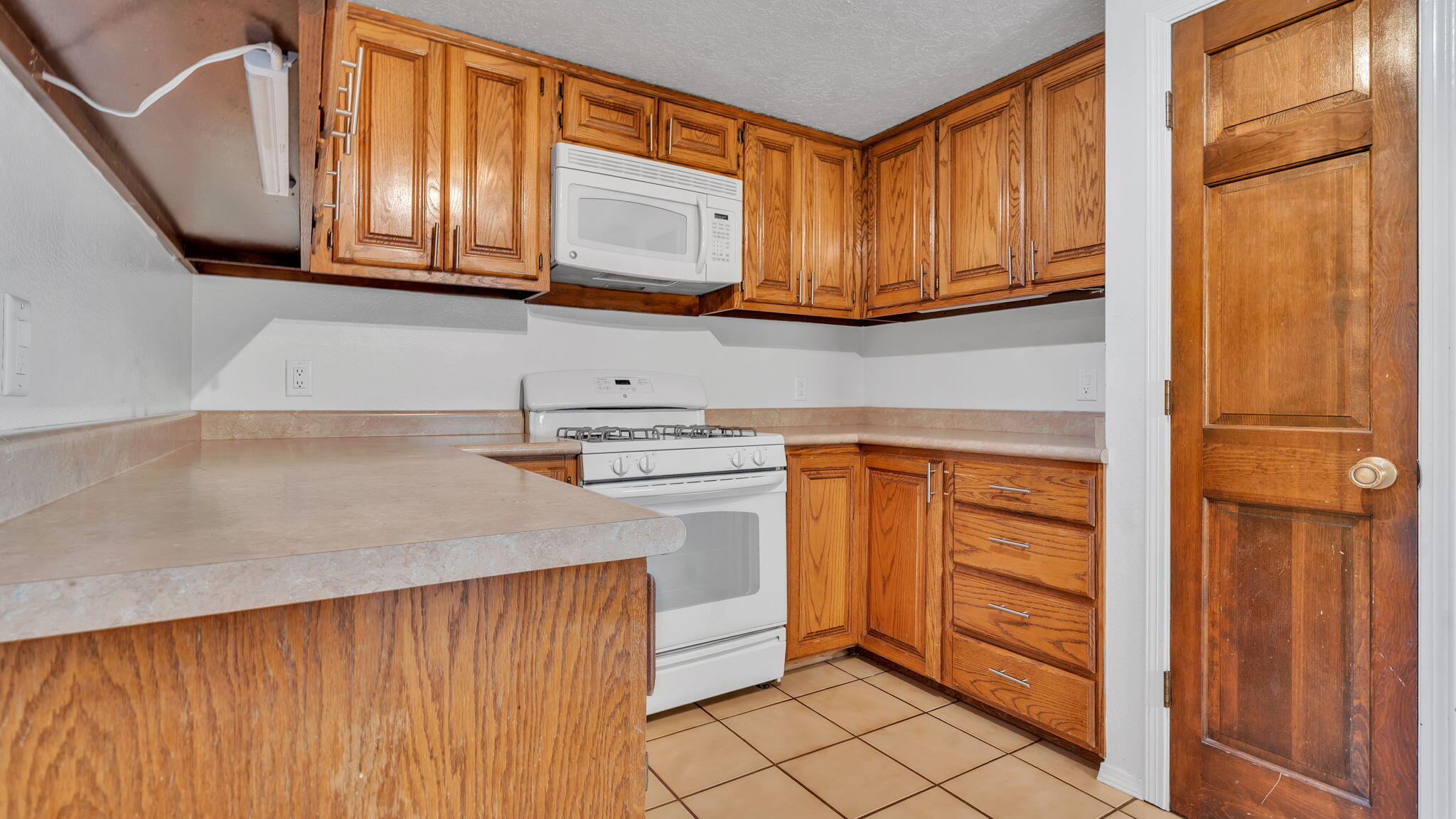 688 Lakeview Circle SE