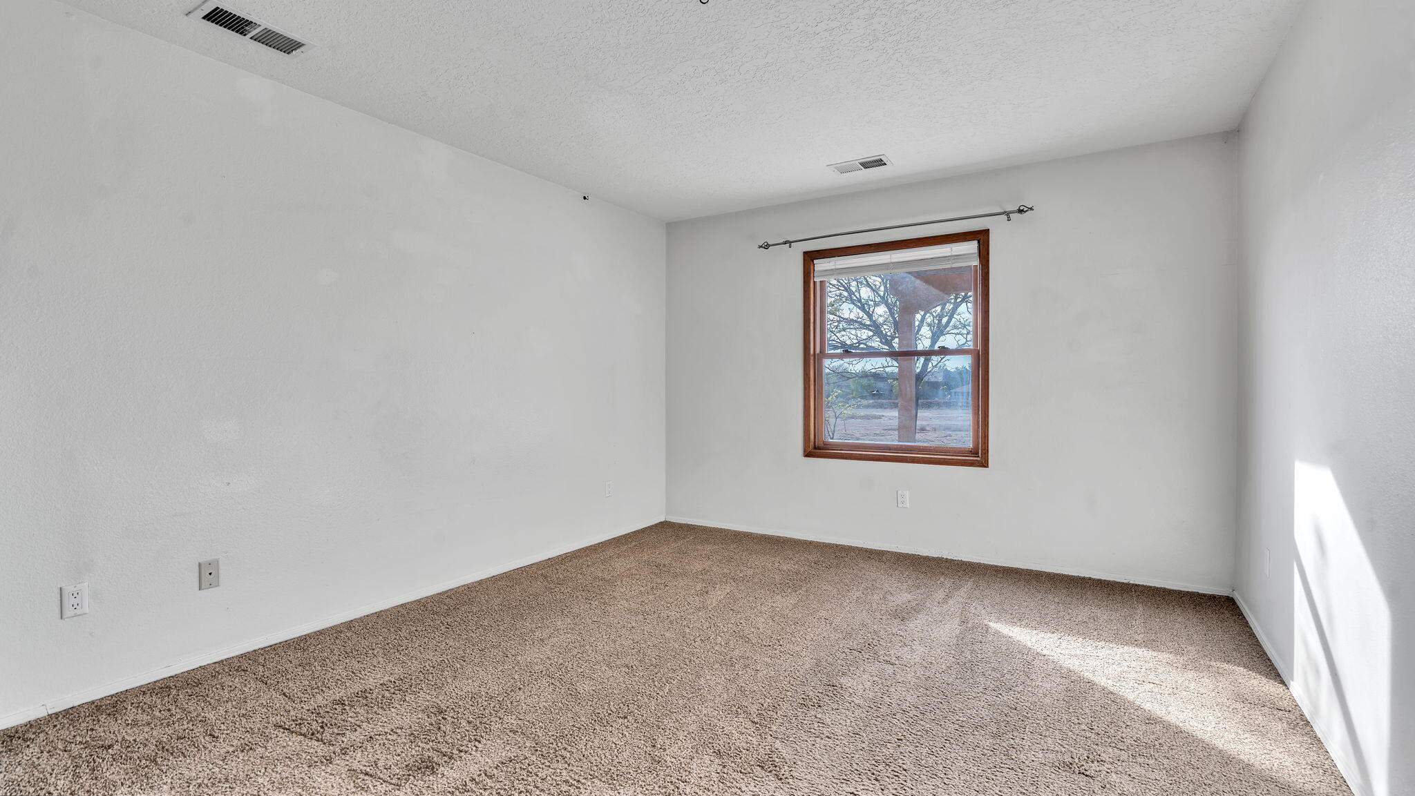 688 Lakeview Circle SE