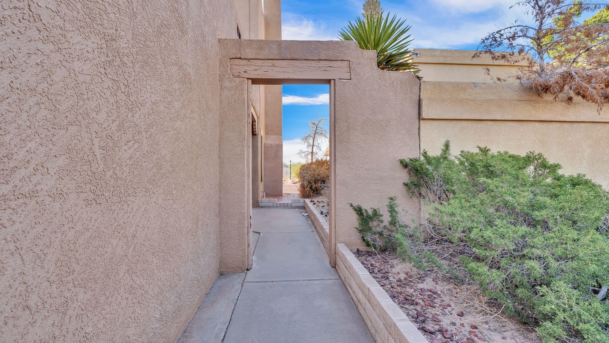 688 Lakeview Circle SE