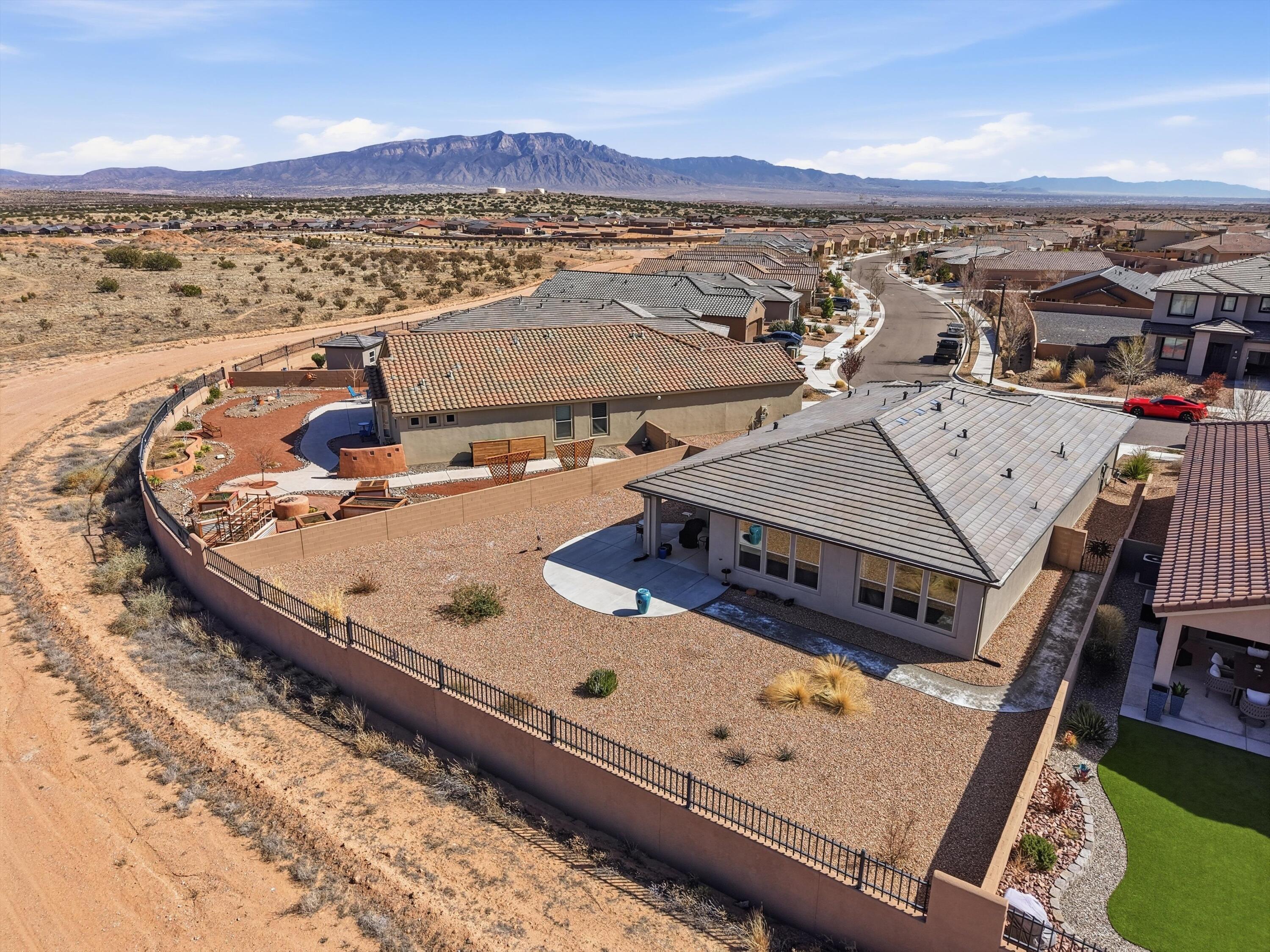 2831 Kings Canyon Loop NE