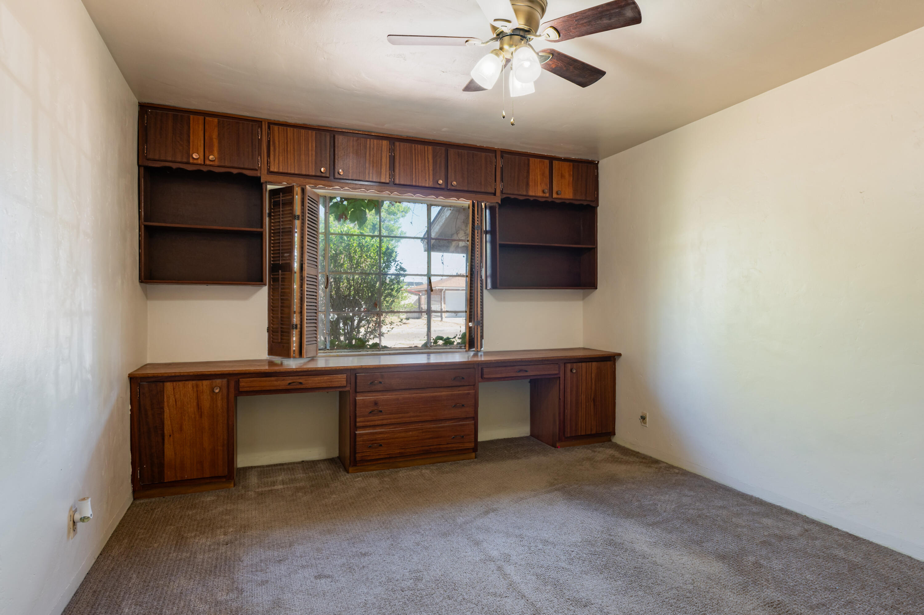 5906 Princess Jeanne Avenue NE