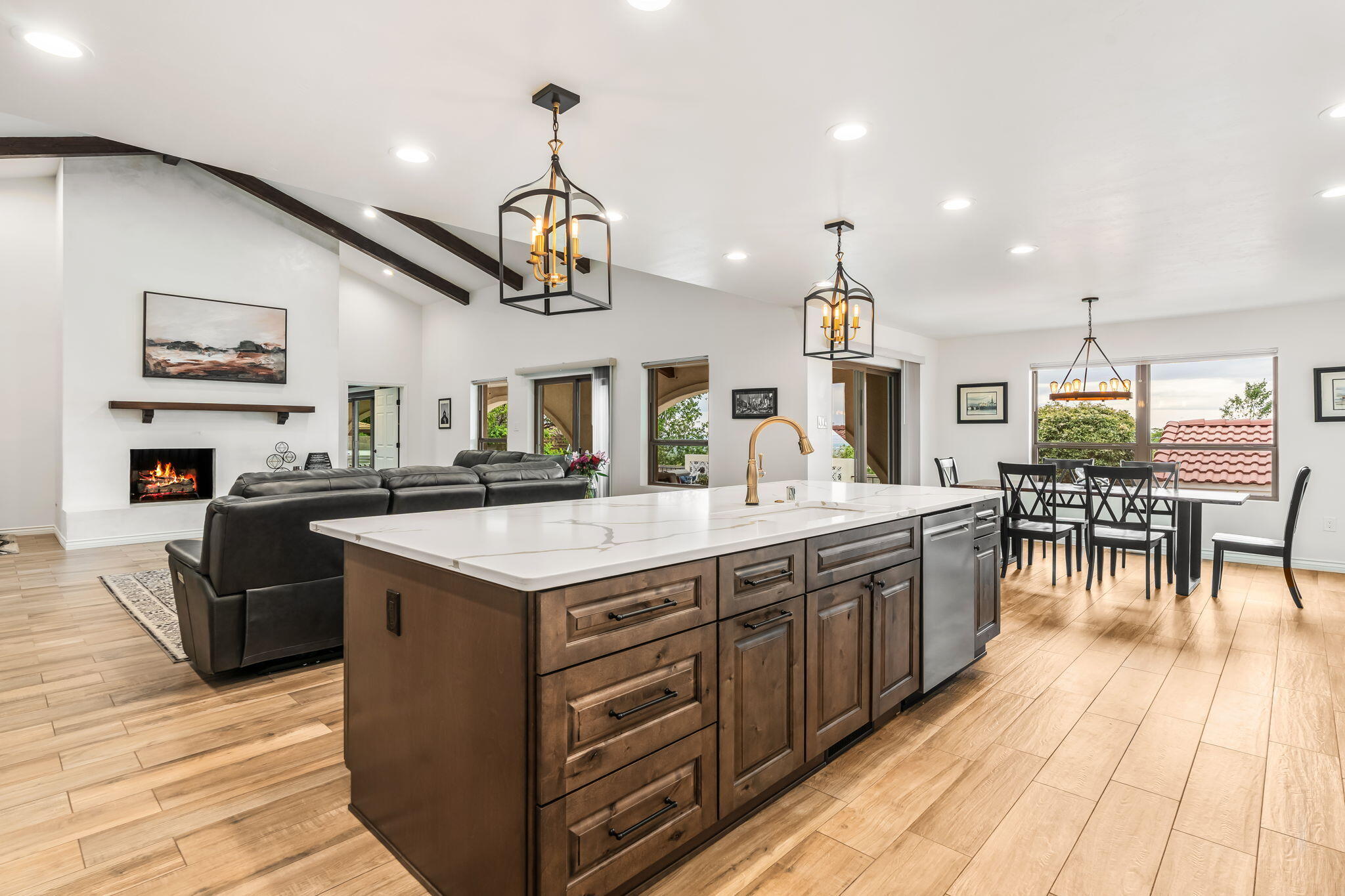 3901 Calle Pino NE