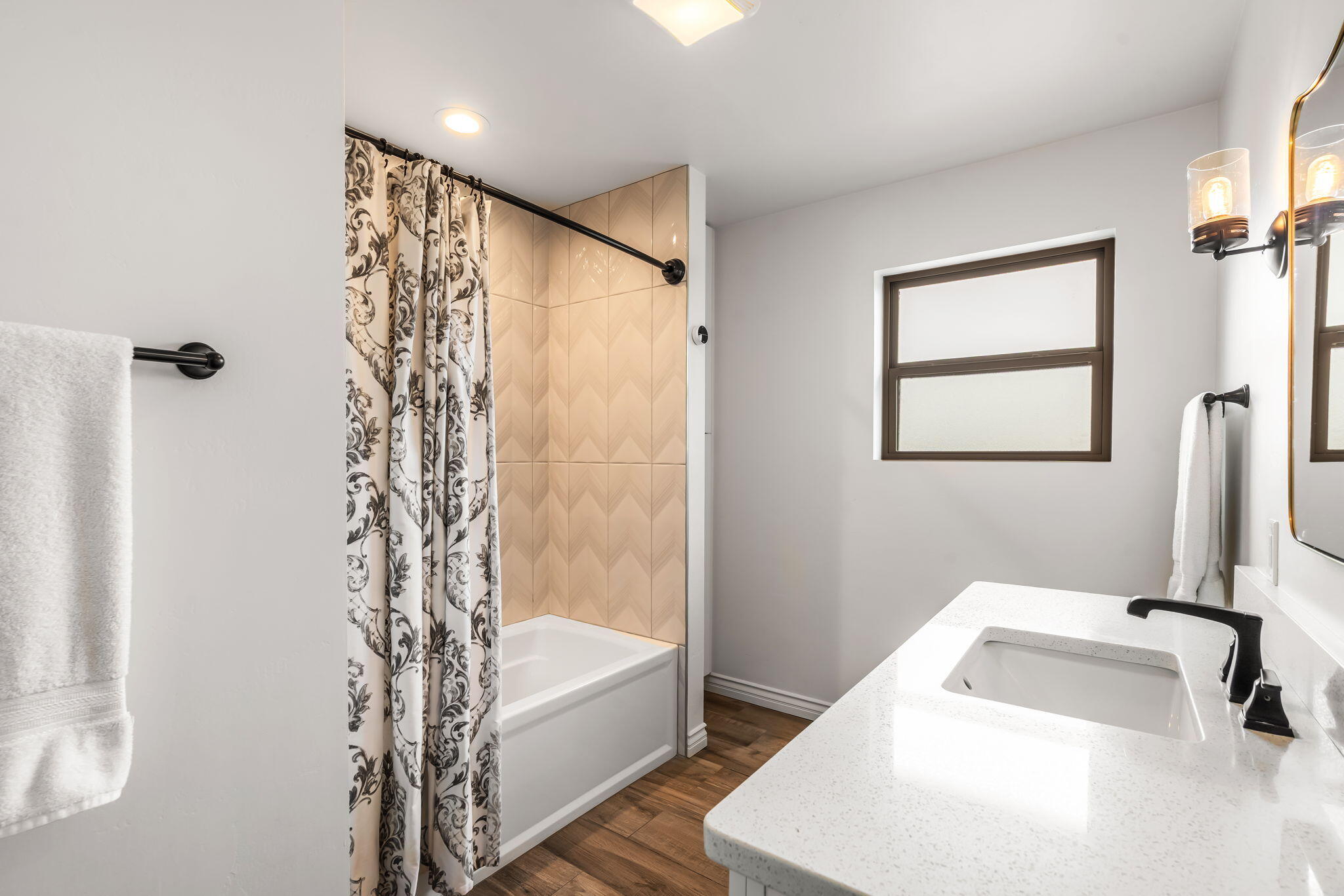 3901 Calle Pino NE