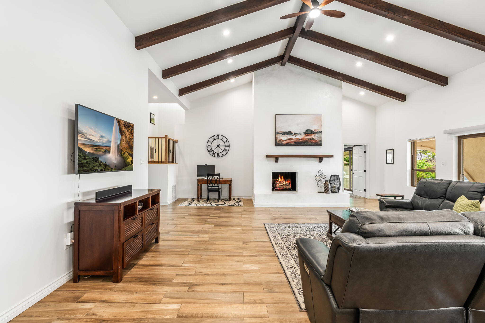 3901 Calle Pino NE