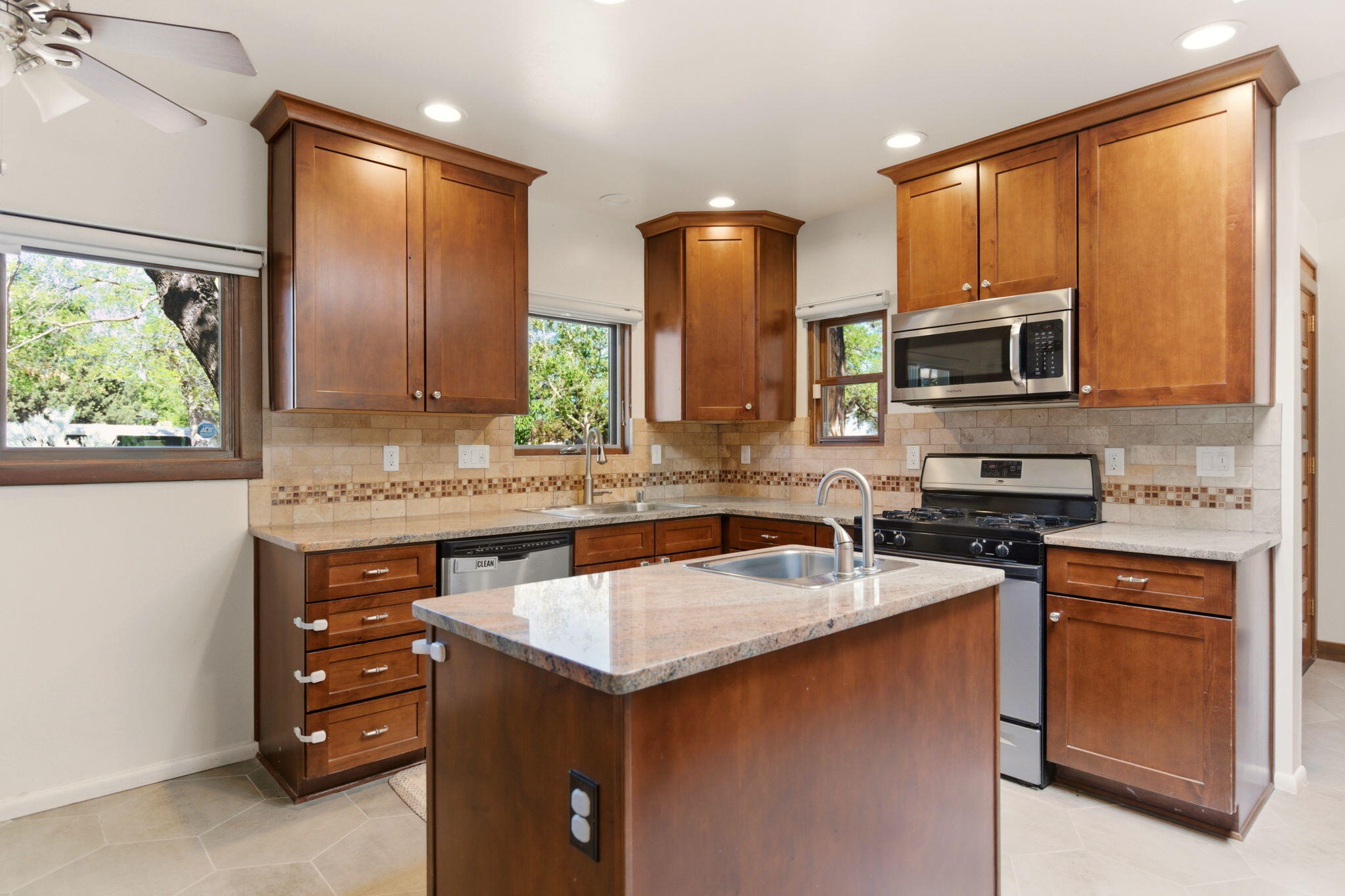 808 Parkland Circle SE