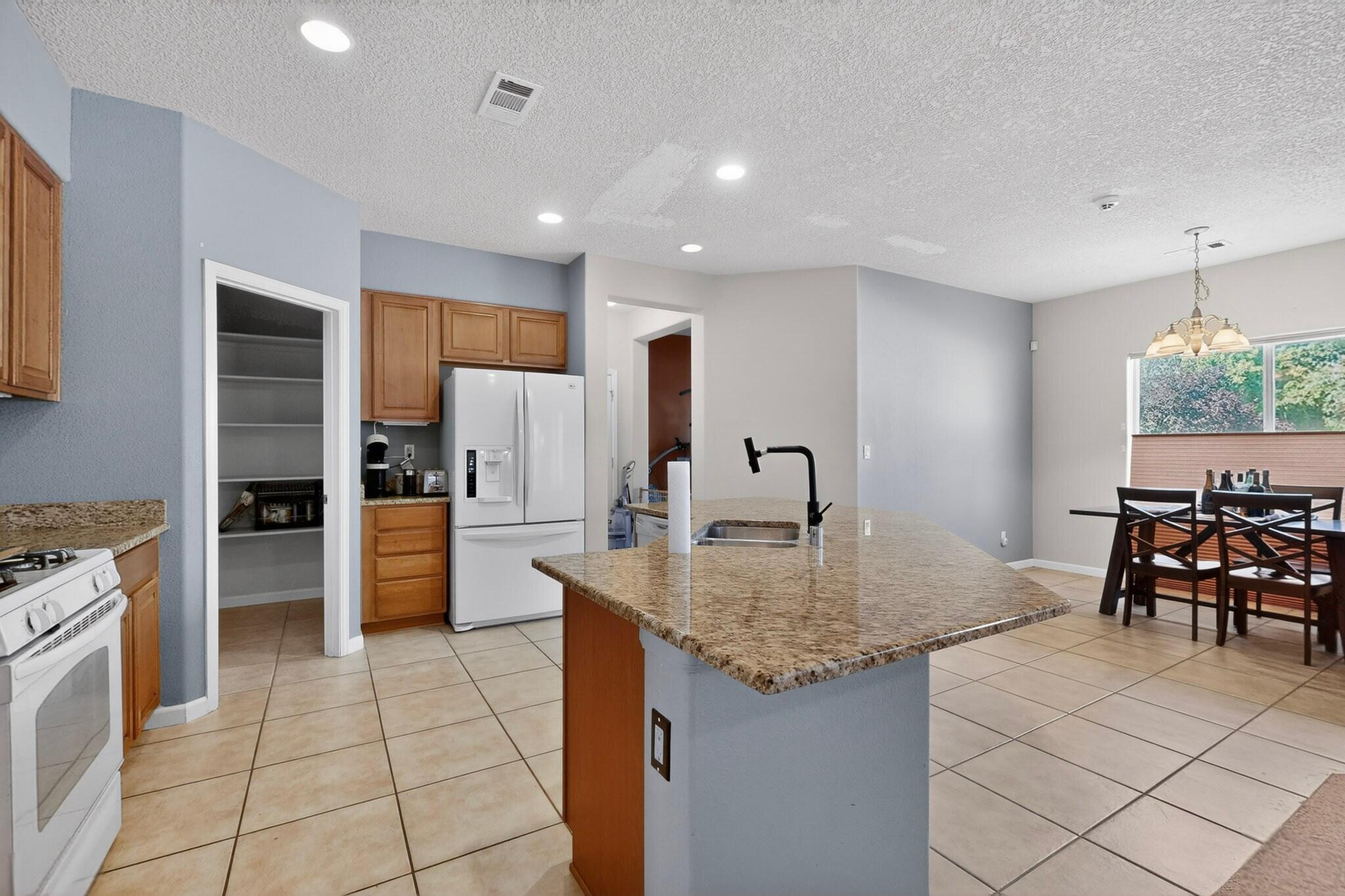 420 Vista Roja Place NE