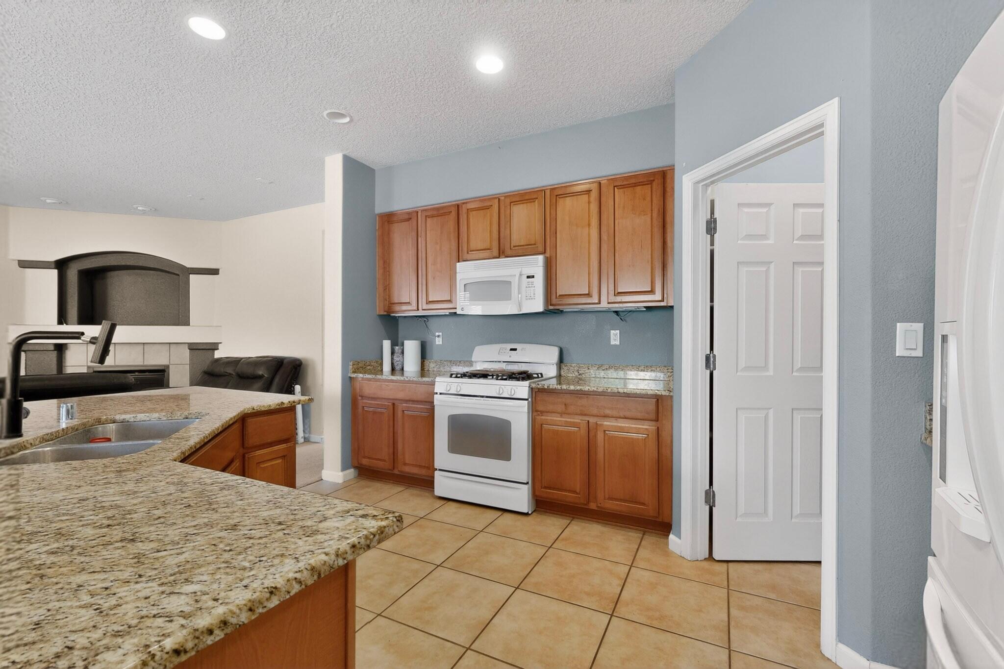 420 Vista Roja Place NE