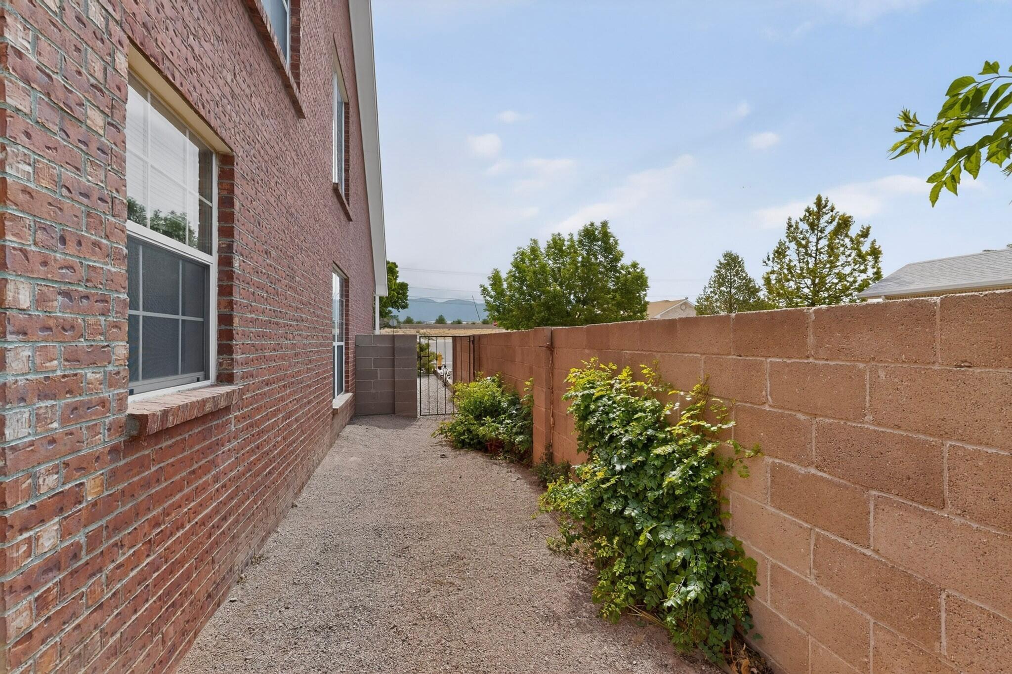 8401 Calle Adolanto NE