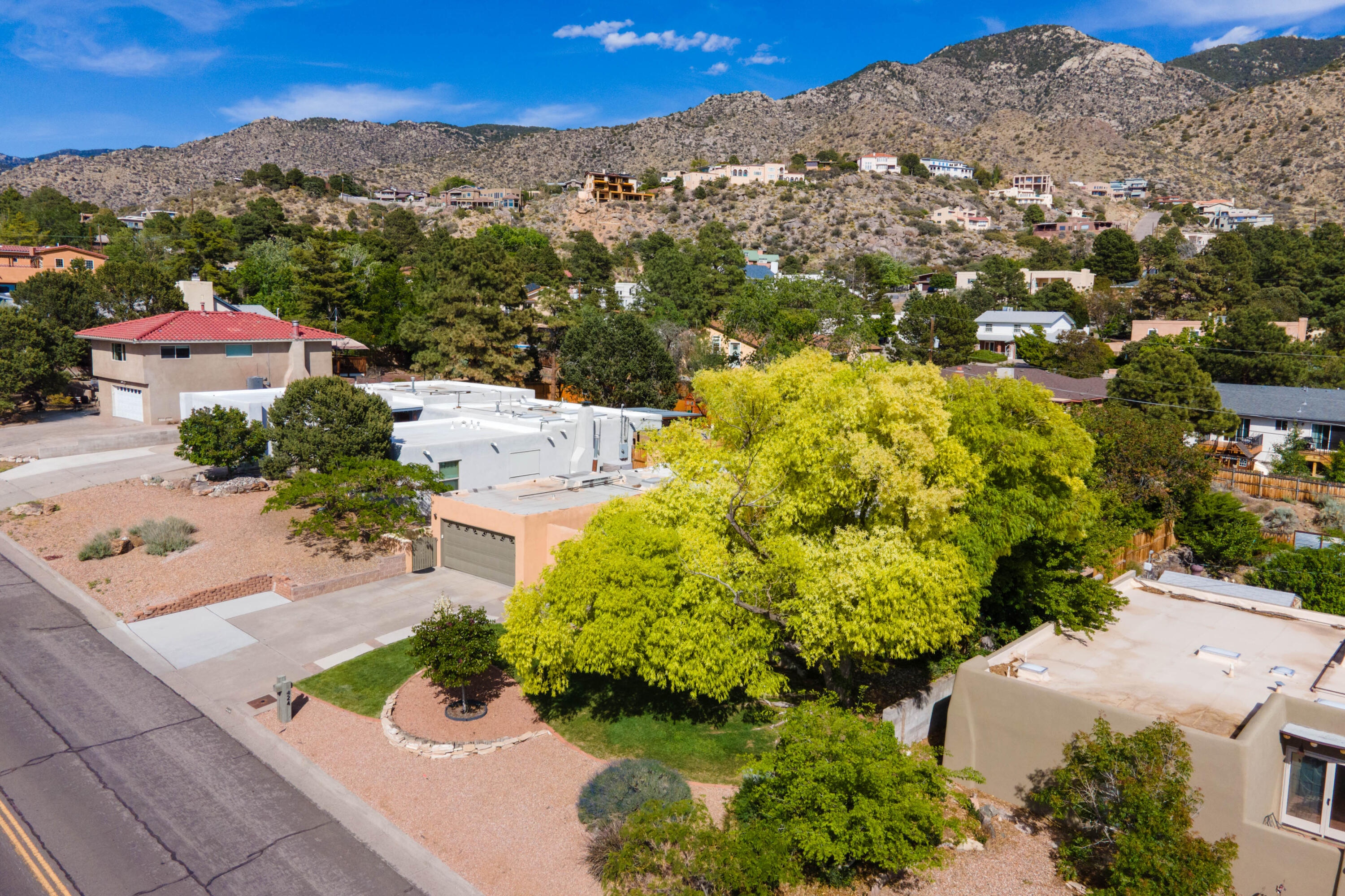 4424 Glenwood Hills Drive NE