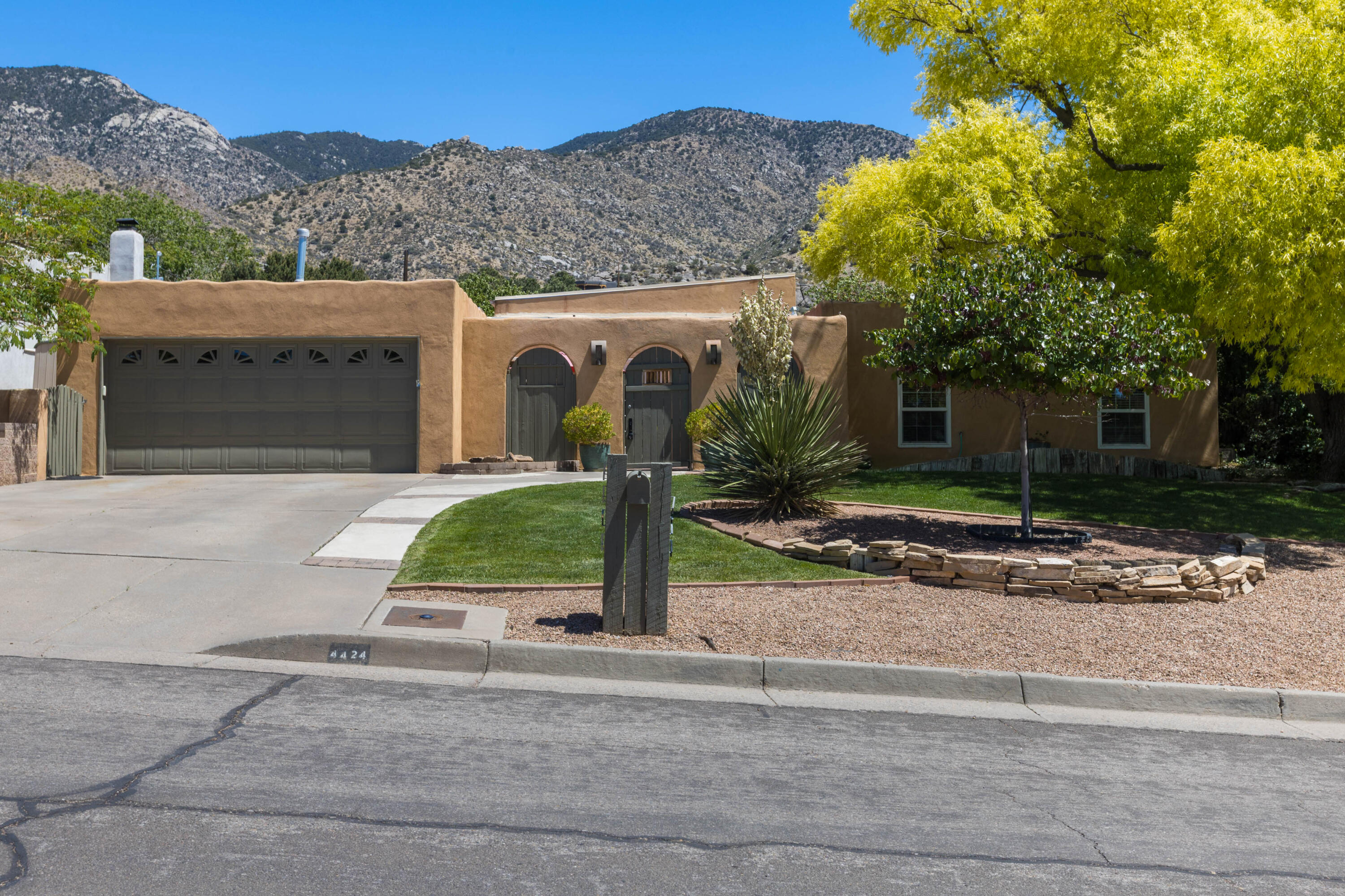 4424 Glenwood Hills Drive NE
